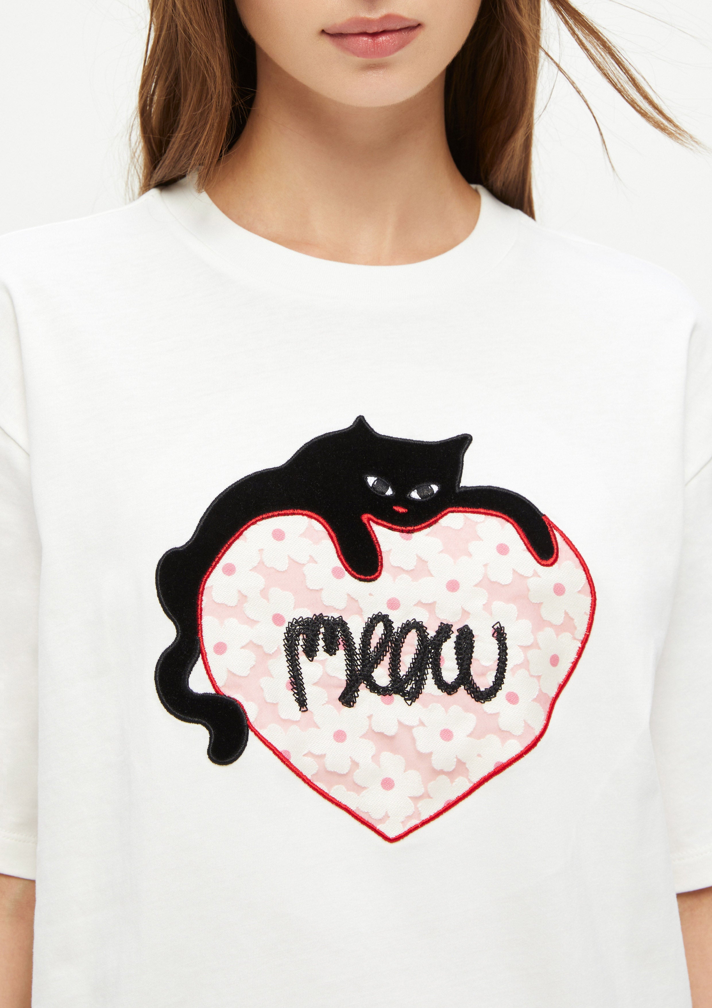 เสื้อยืดโอเวอร์ไซส์แขนสั้นปักลาย