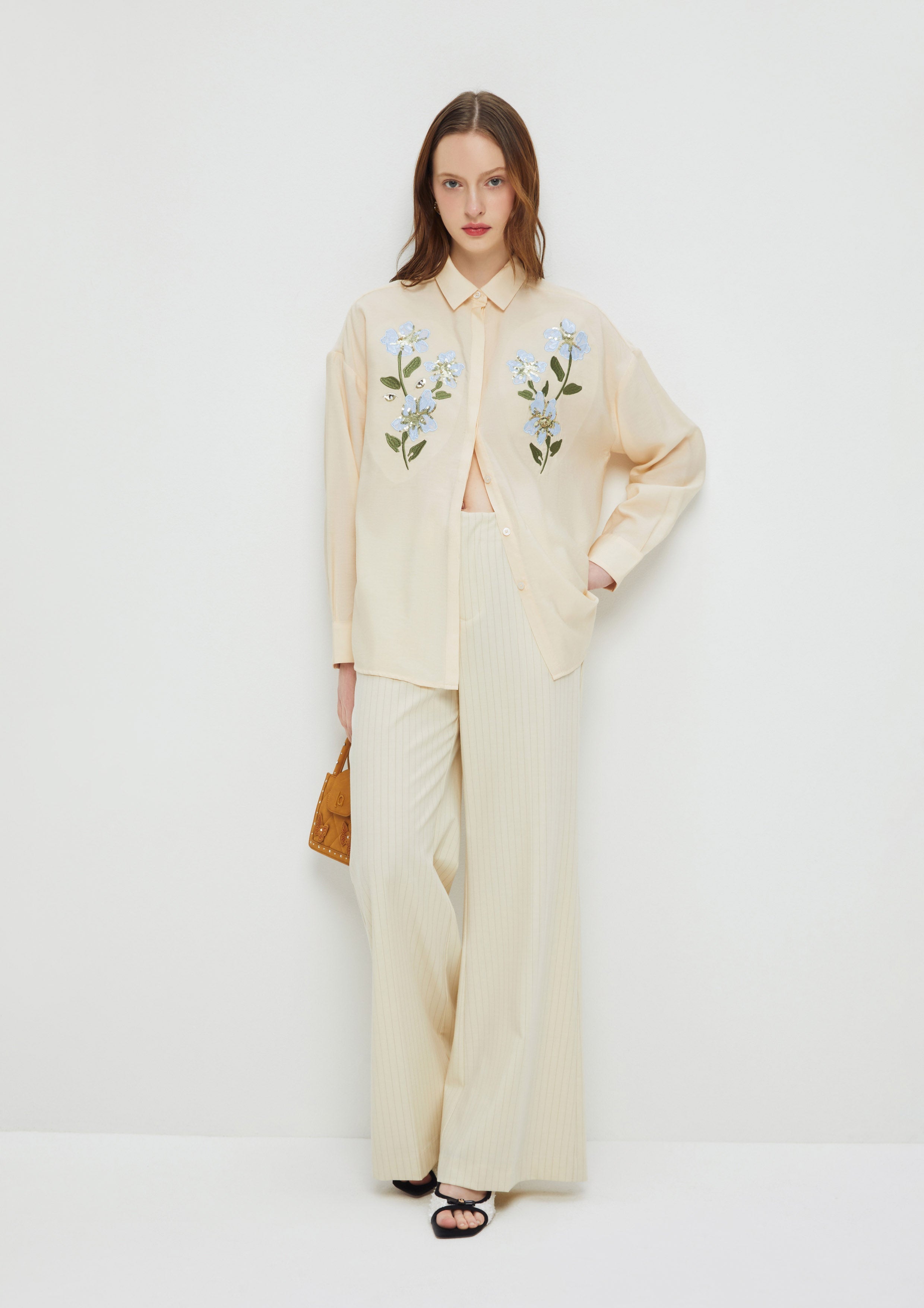 เสื้อเชิ้ตแขนยาวปักลายดอกไม้ คอลเลกชัน Amid Bloom And Savannah