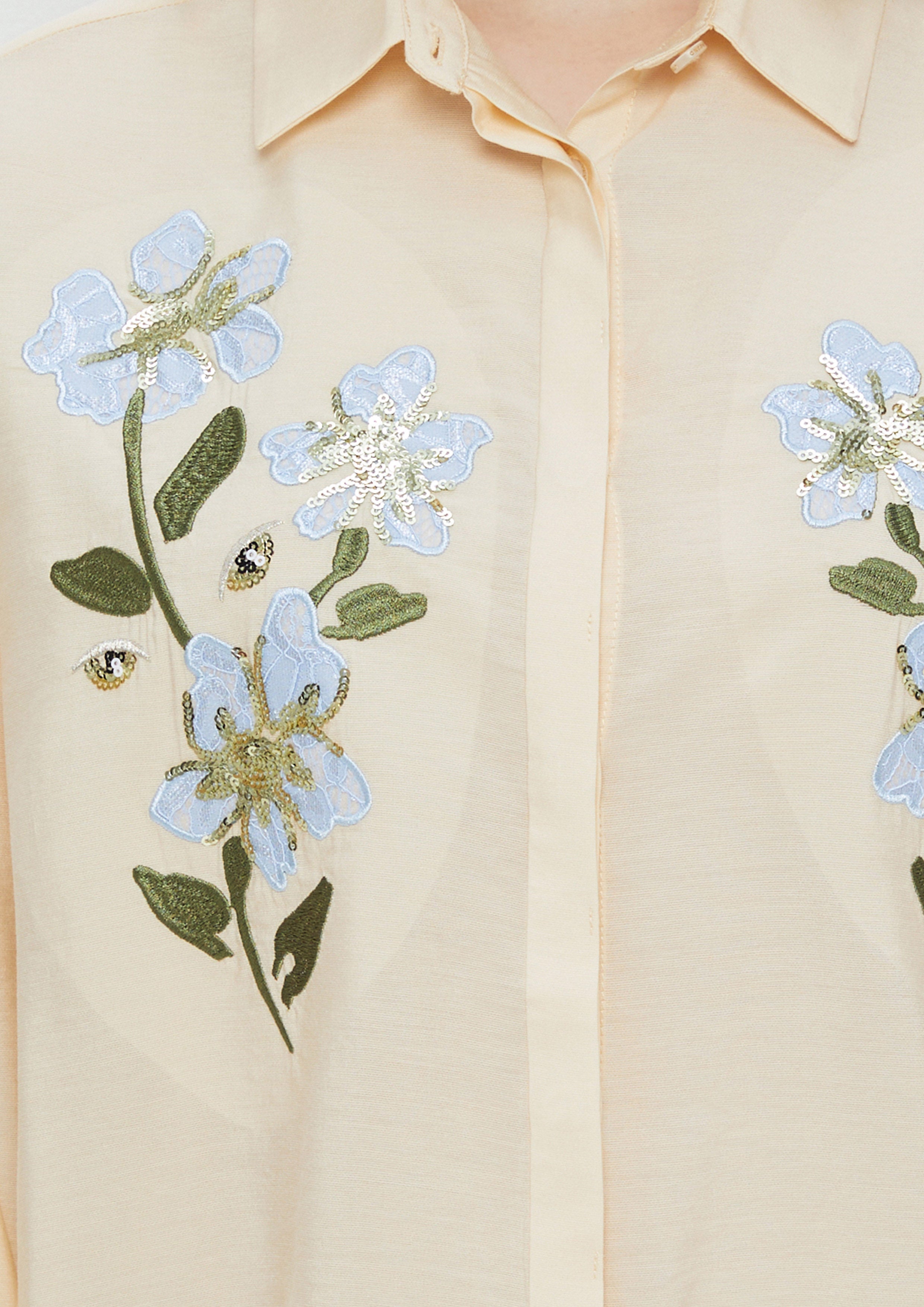 เสื้อเชิ้ตแขนยาวปักลายดอกไม้ คอลเลกชัน Amid Bloom And Savannah