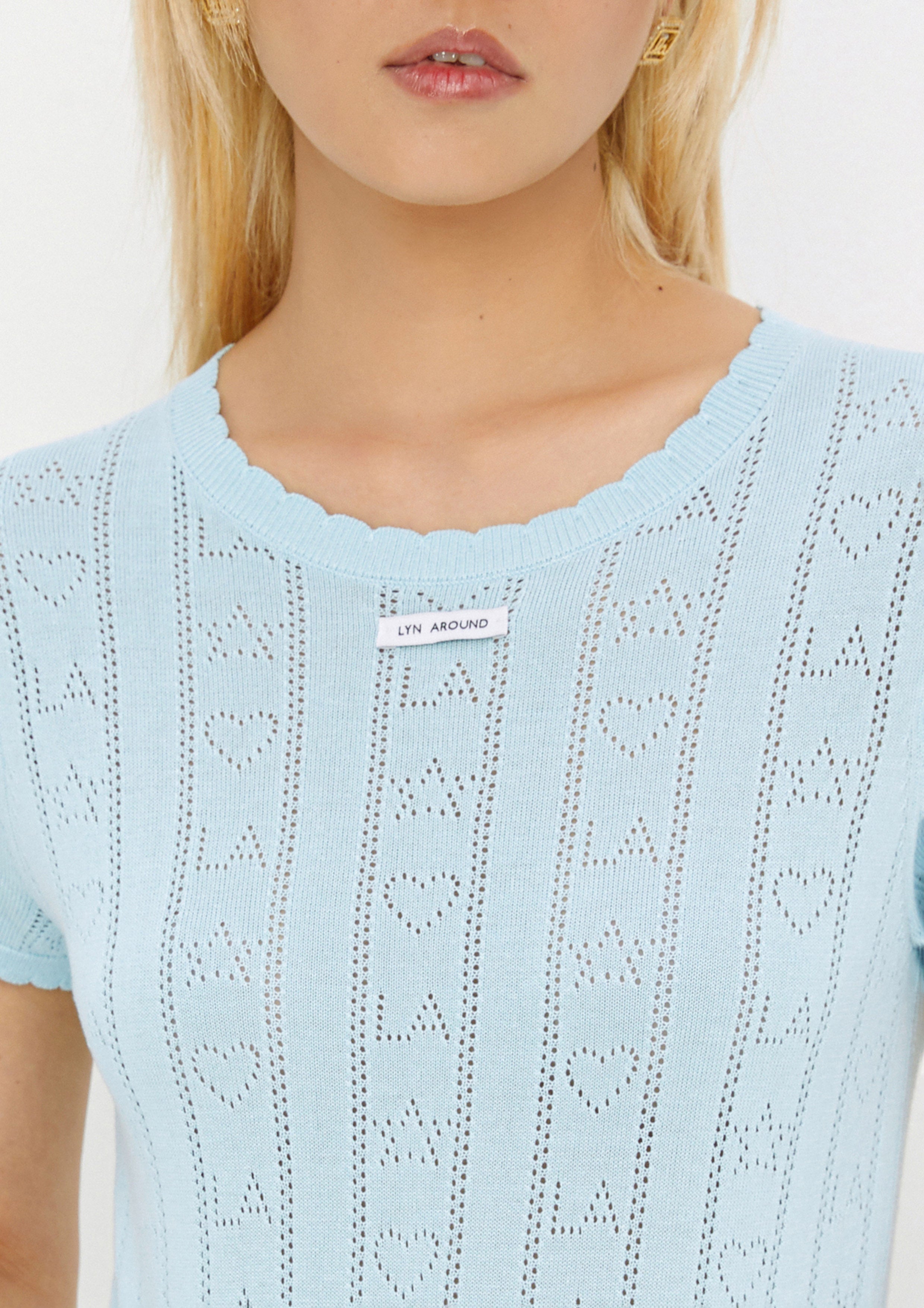 เสื้อถักแขนสั้นแต่งป้ายโลโก้ คอลเลกชัน Don't Call It Cute