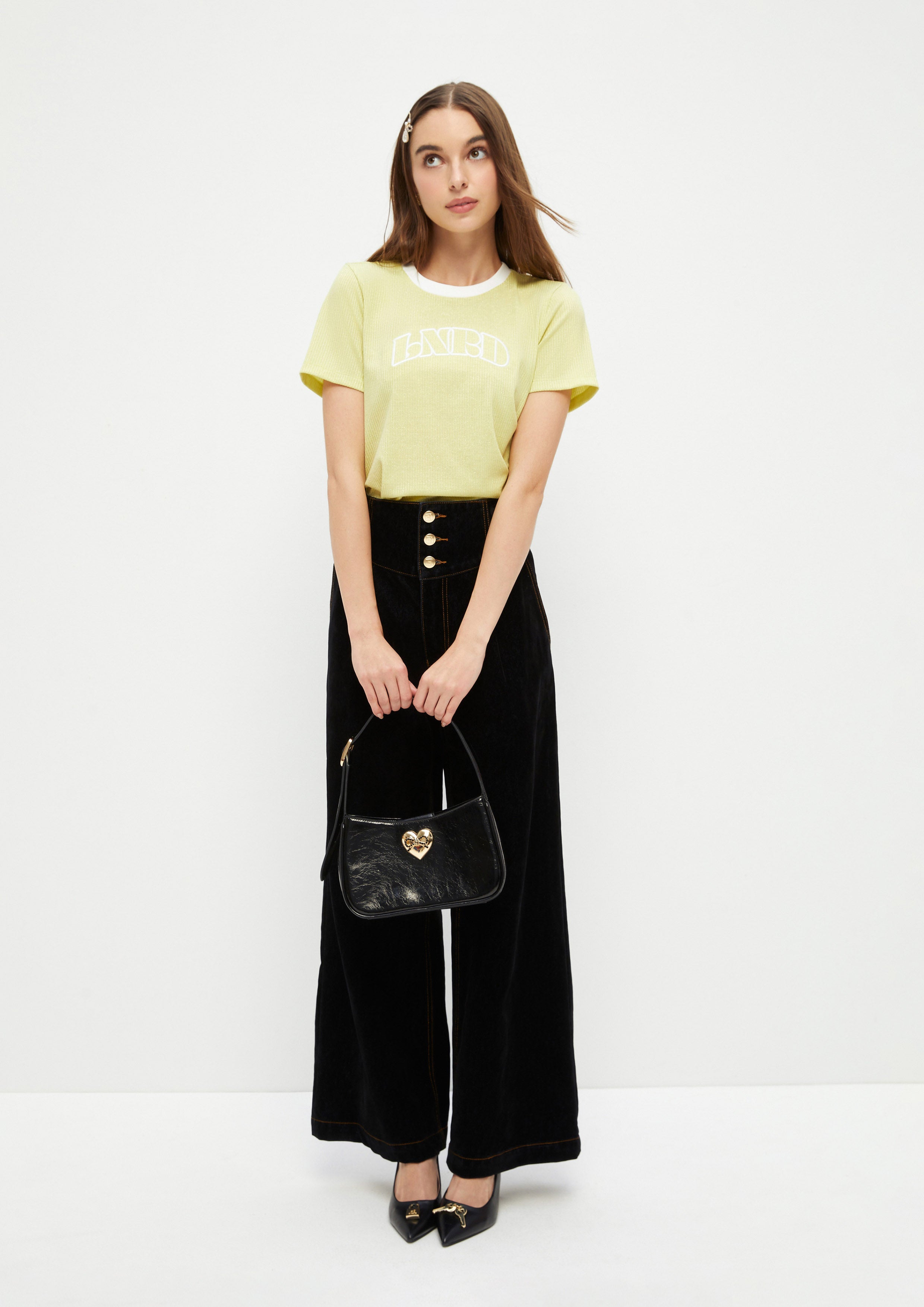 เสื้อแขนสั้นปักโลโก้