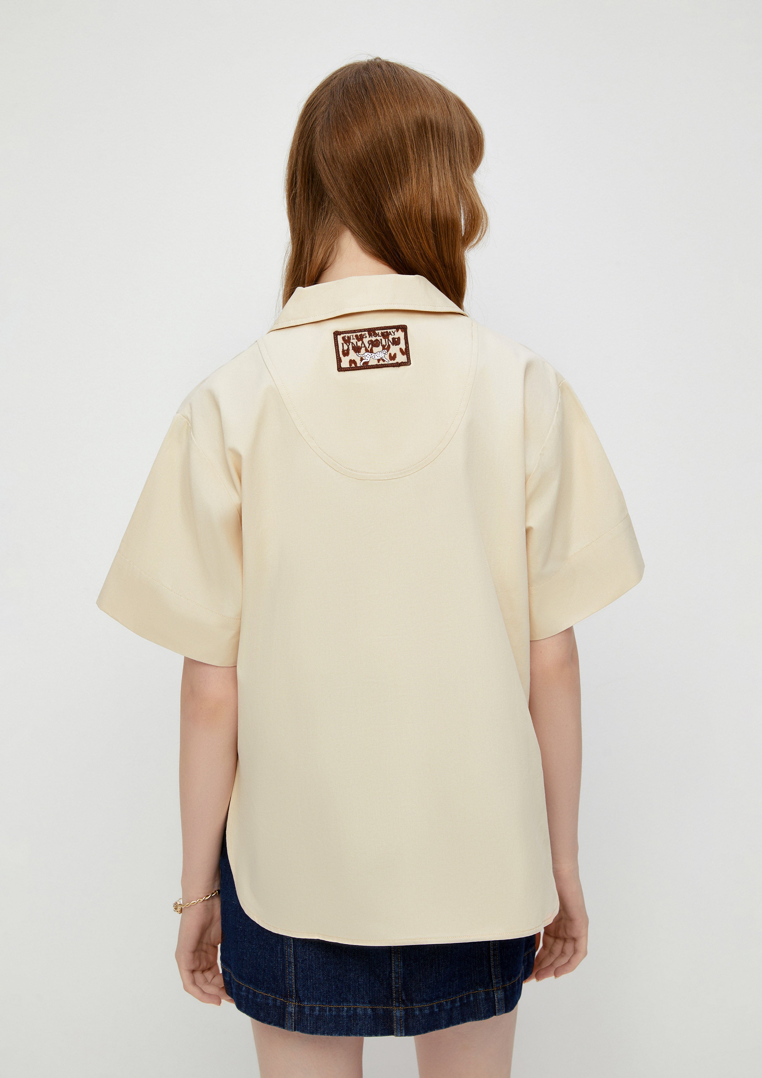 เสื้อแขนสั้นคอเสื้อวี คอลเลกชัน Safari Vibe