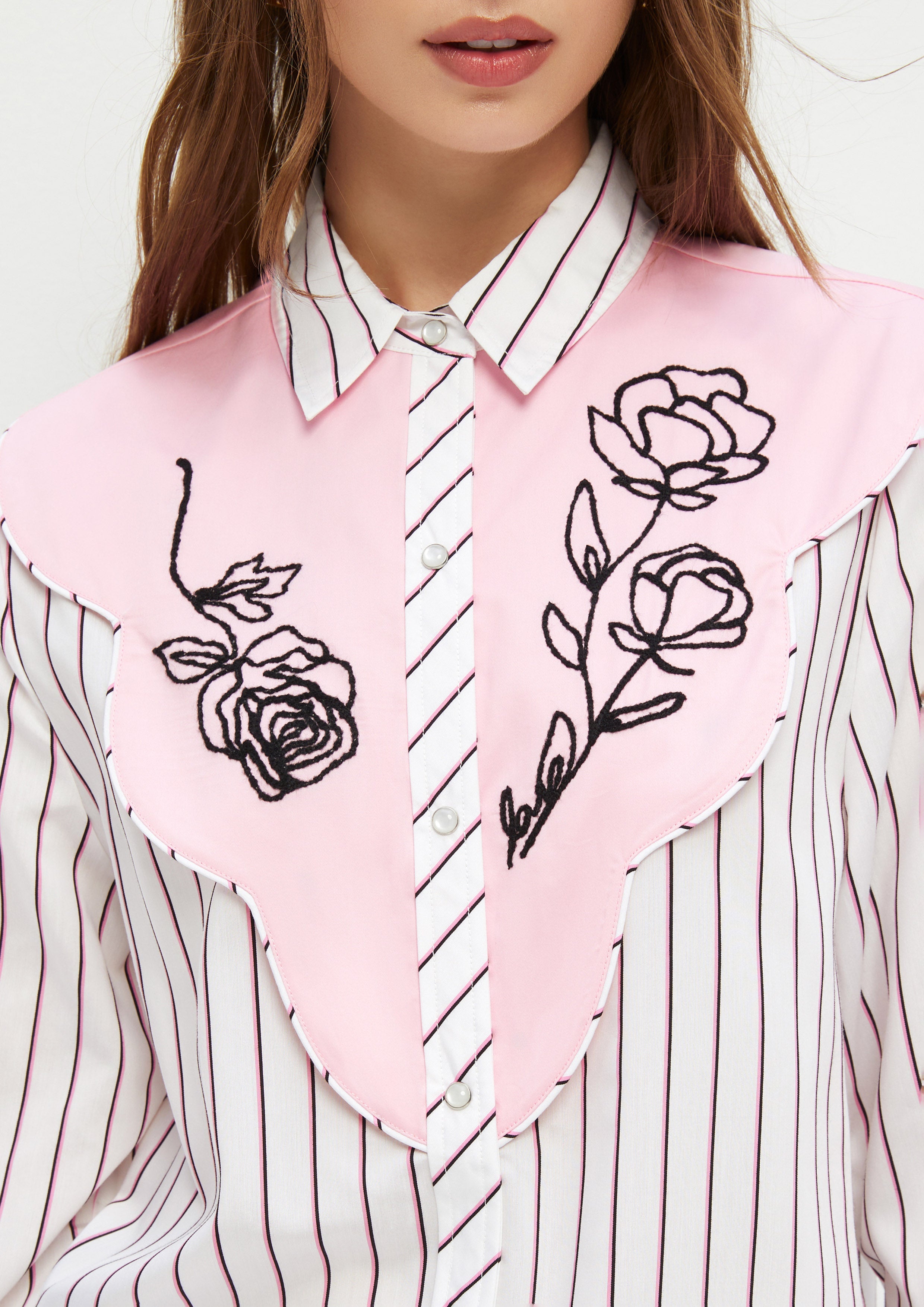 เสื้อเชิ้ตแขนยาวลายทางปักลายดอกกุหลาบ คอลเลกชัน Ndoto Field