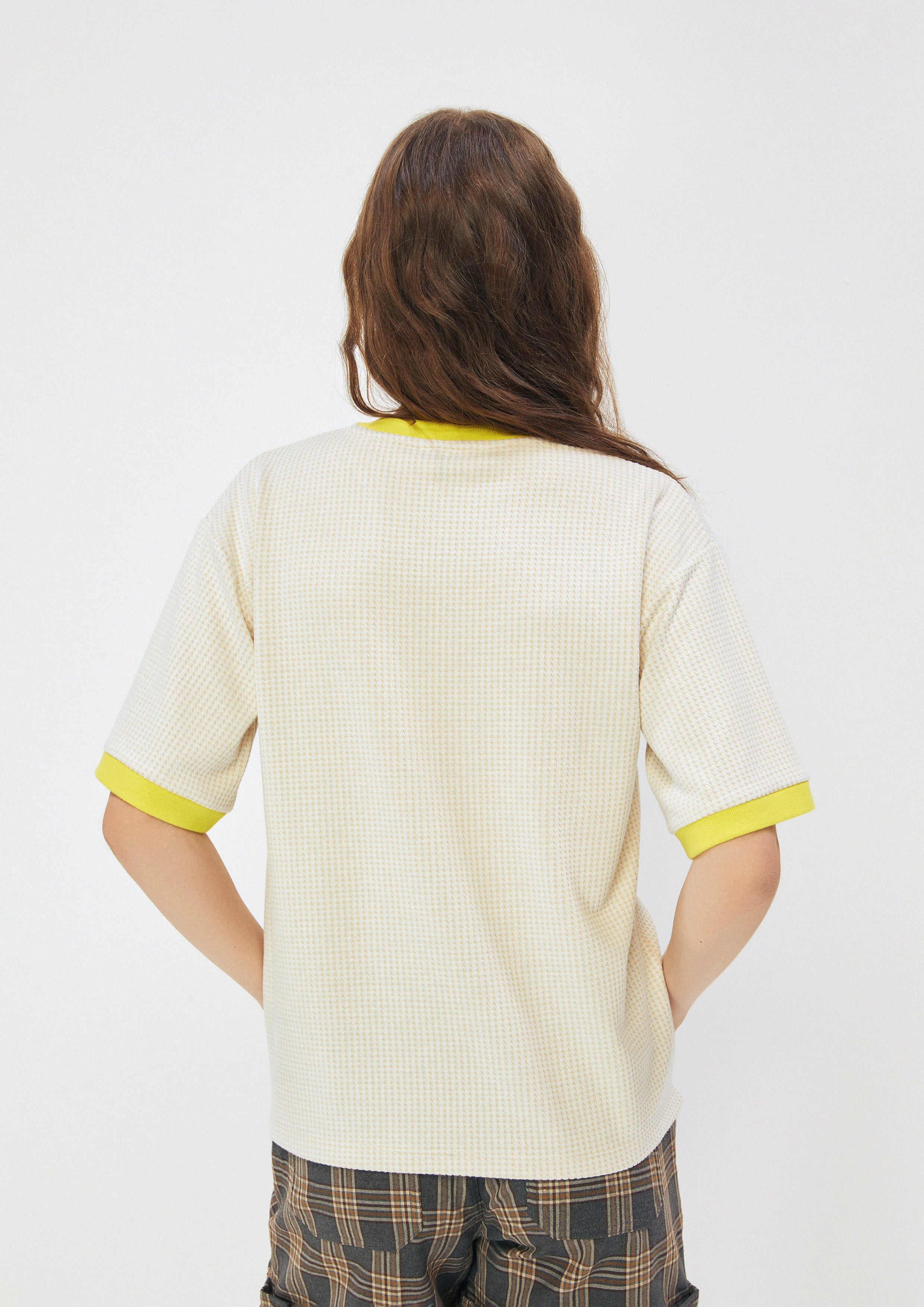 เสื้อยืดแขนสั้นปักลาย