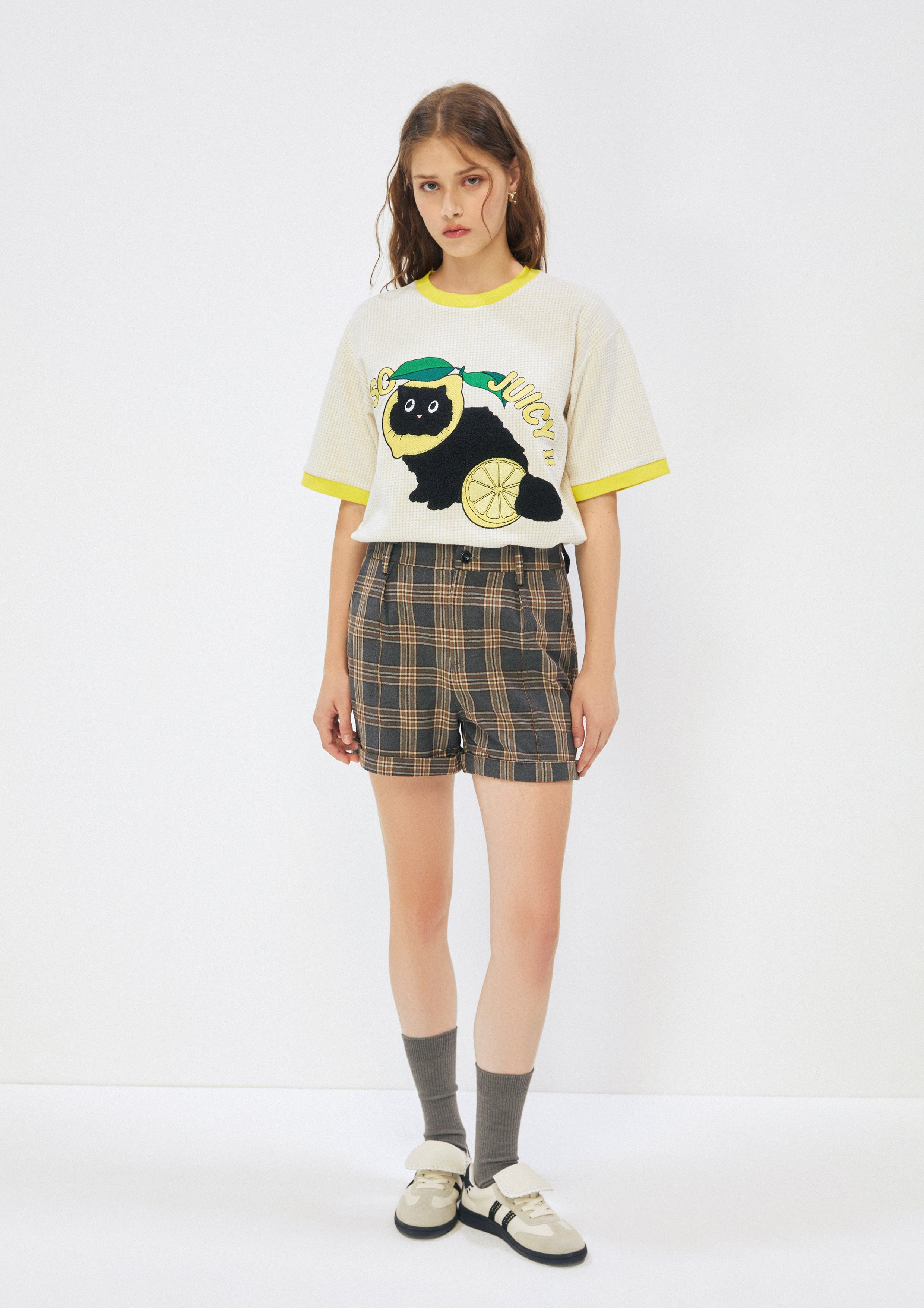 เสื้อยืดแขนสั้นปักลาย