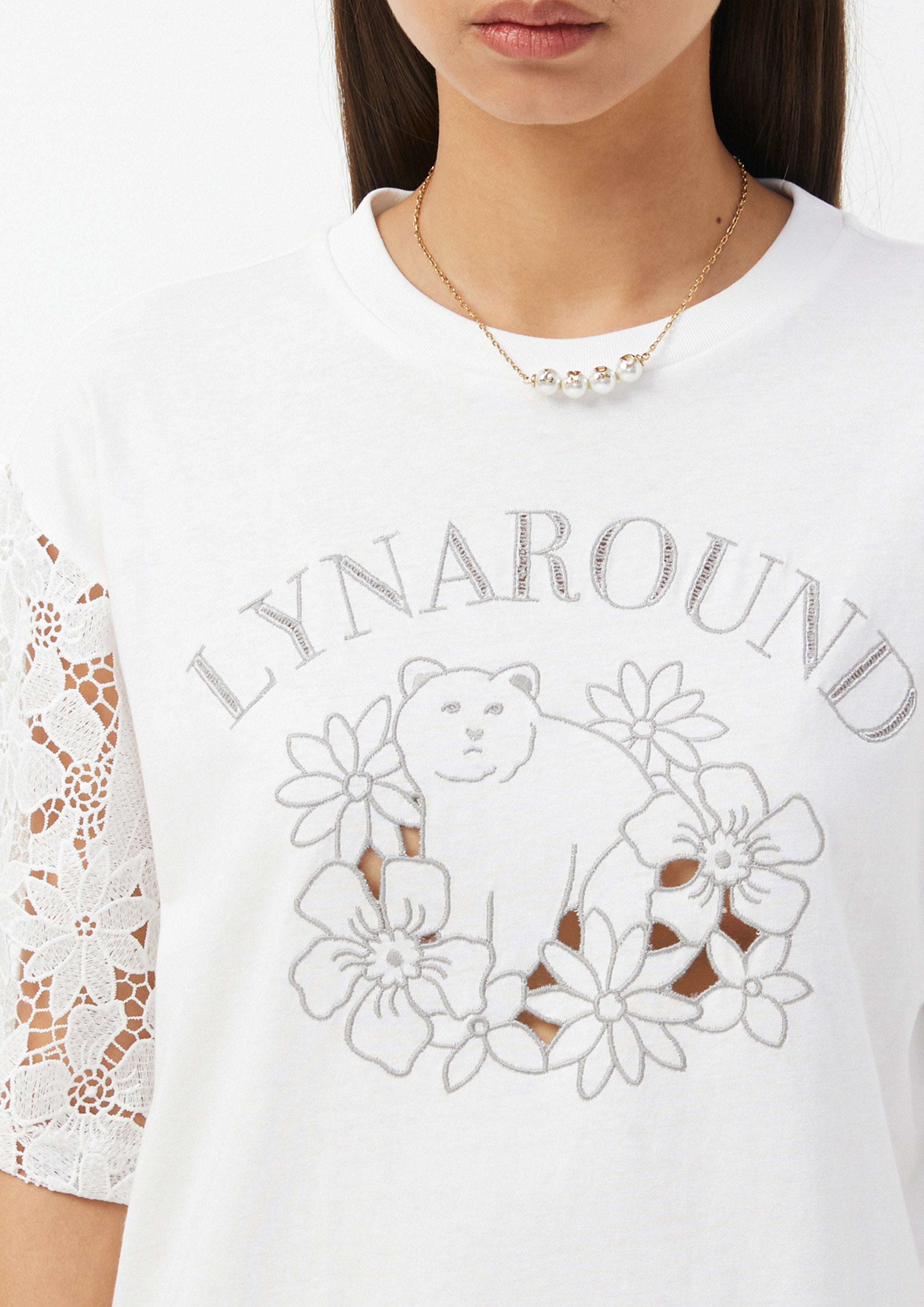 เสื้อยืด แขนลูกไม้ พิมพ์ลายหมีและดอกไม้ The Wild Spirit