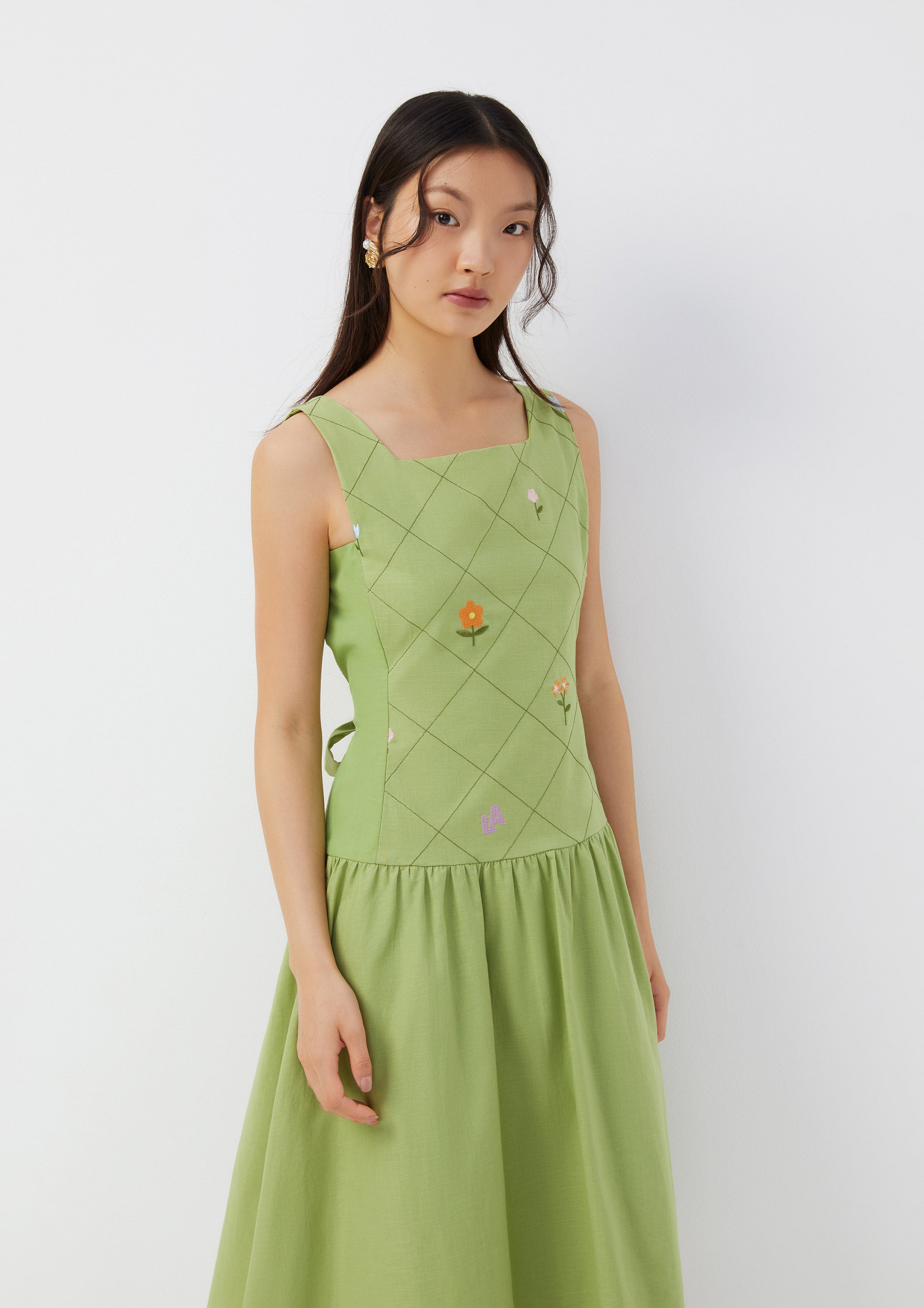 เดรสสายเดี่ยว ปักลายดอกไม้ Folk Bloom