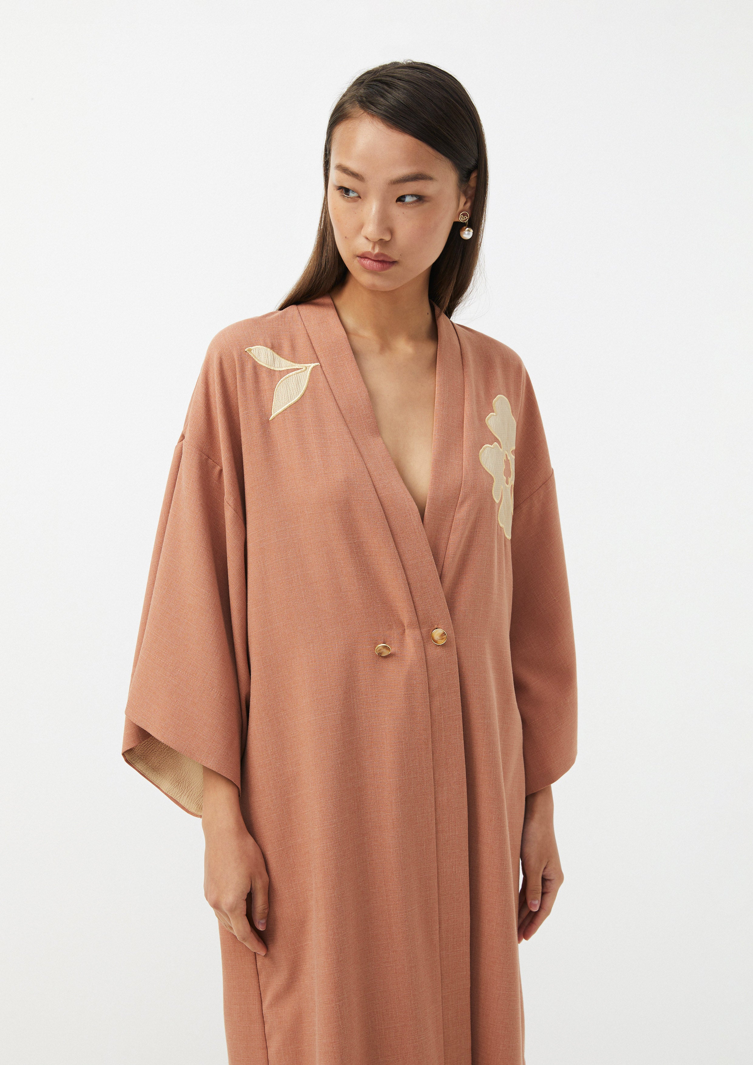 เสื้อคลุม ทรงกิโมโน แต่งลายดอกไม้ Ember Mirage