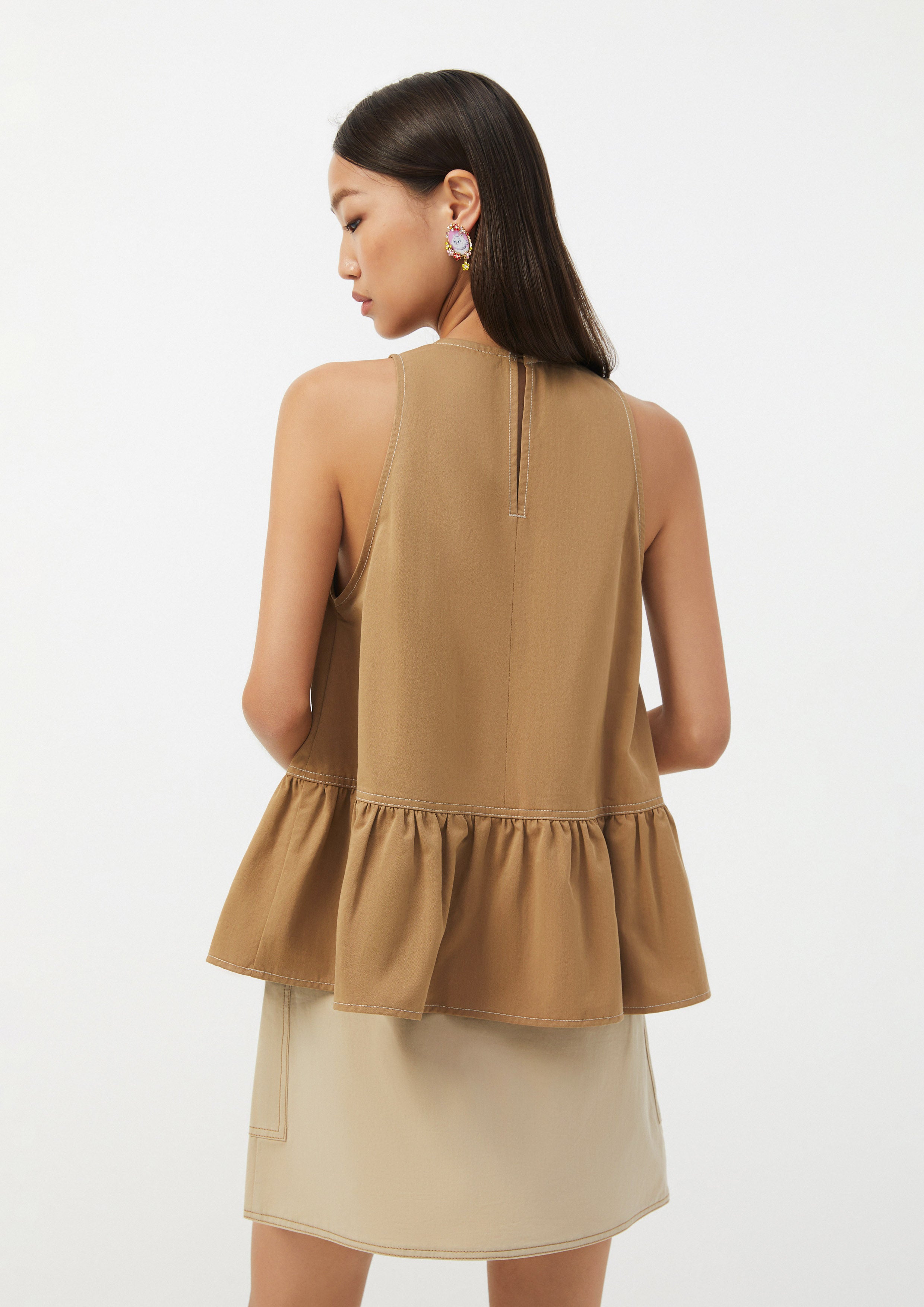 เสื้อแขนกุด ชายระบาย แต่งจับจีบ Urban Retreat