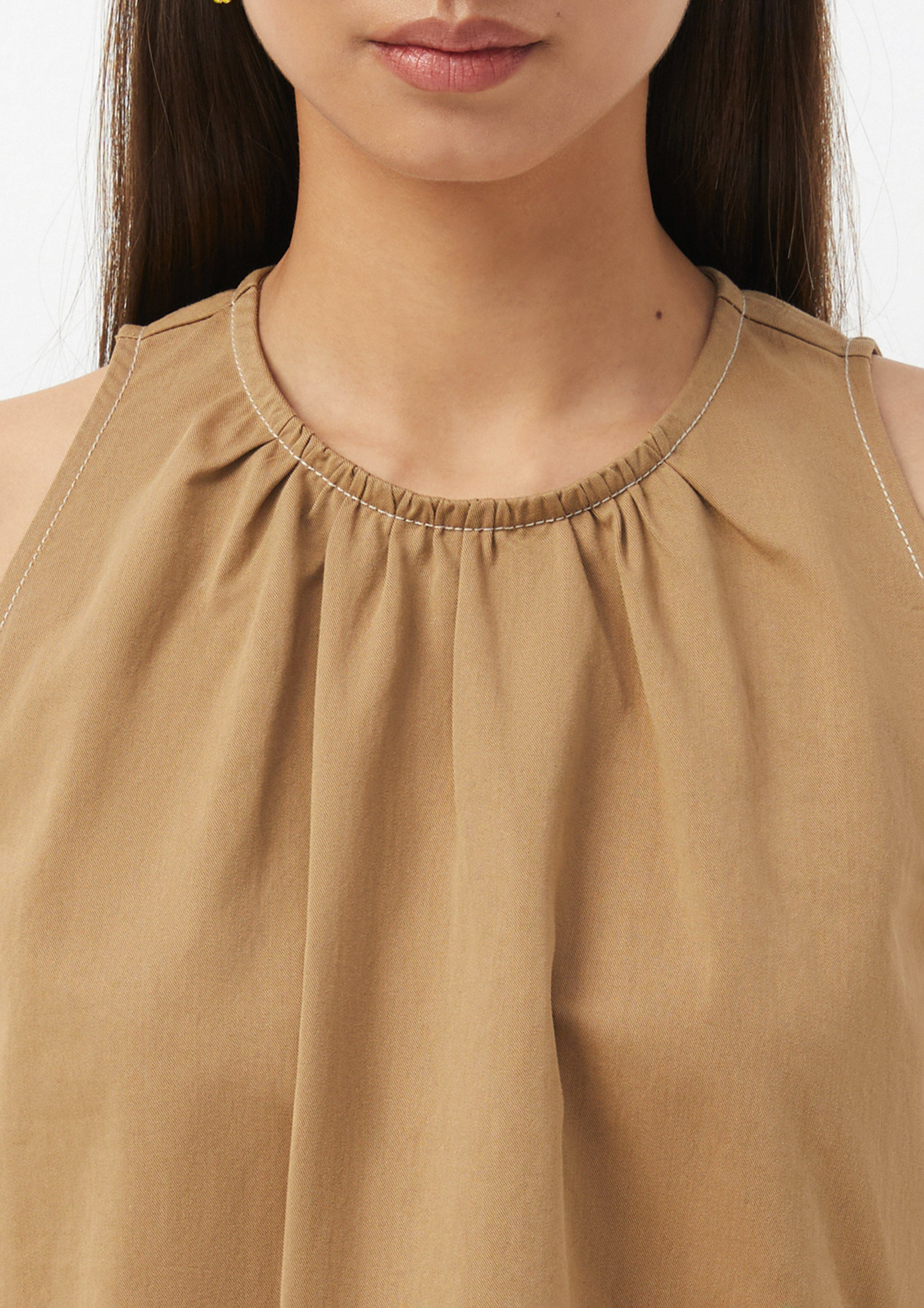 เสื้อแขนกุด ชายระบาย แต่งจับจีบ Urban Retreat