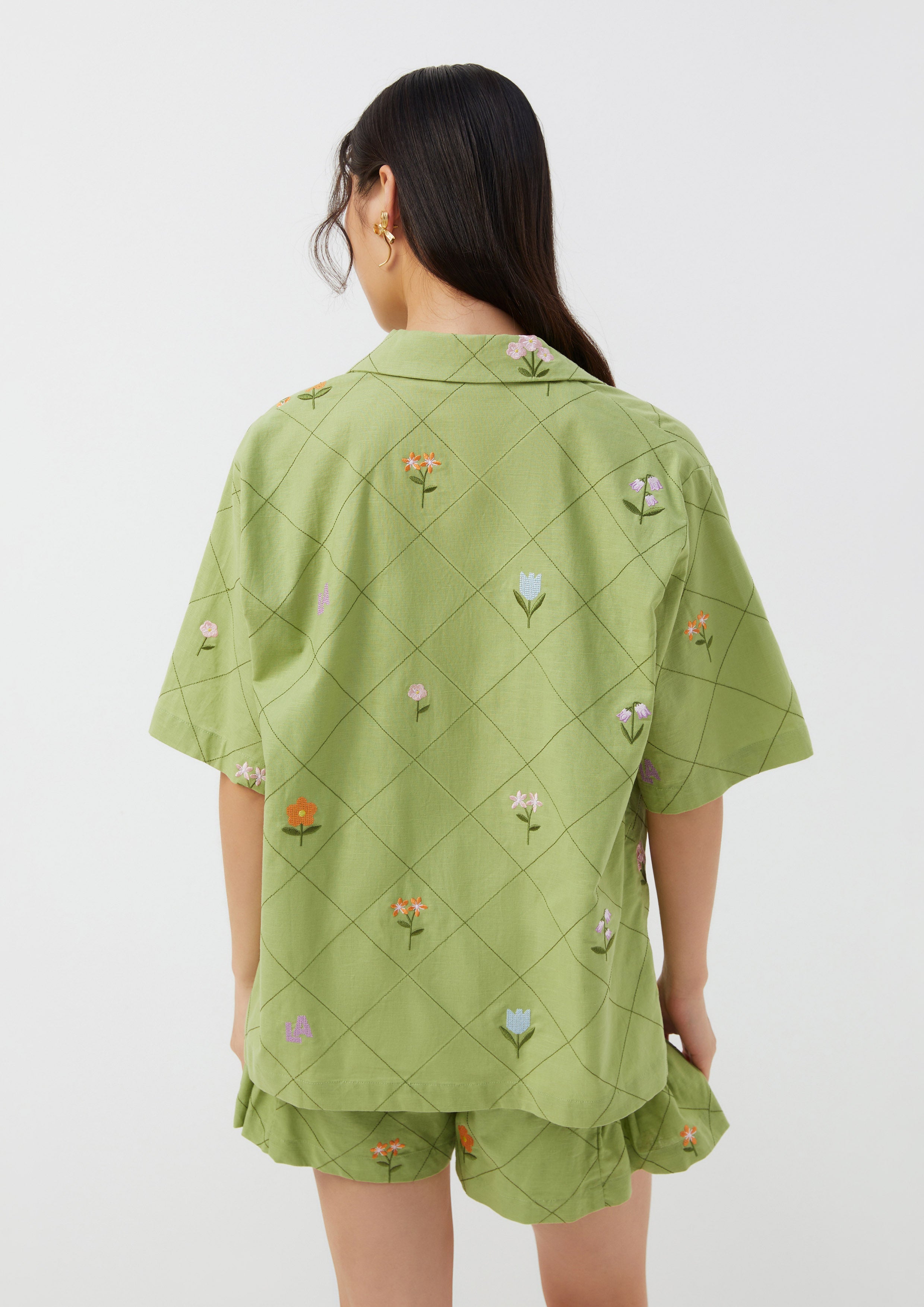 เสื้อเชิ้ต แขนสั้น ปักลายดอกไม้ ทรงโอเวอร์ไซส์ Folk Bloom