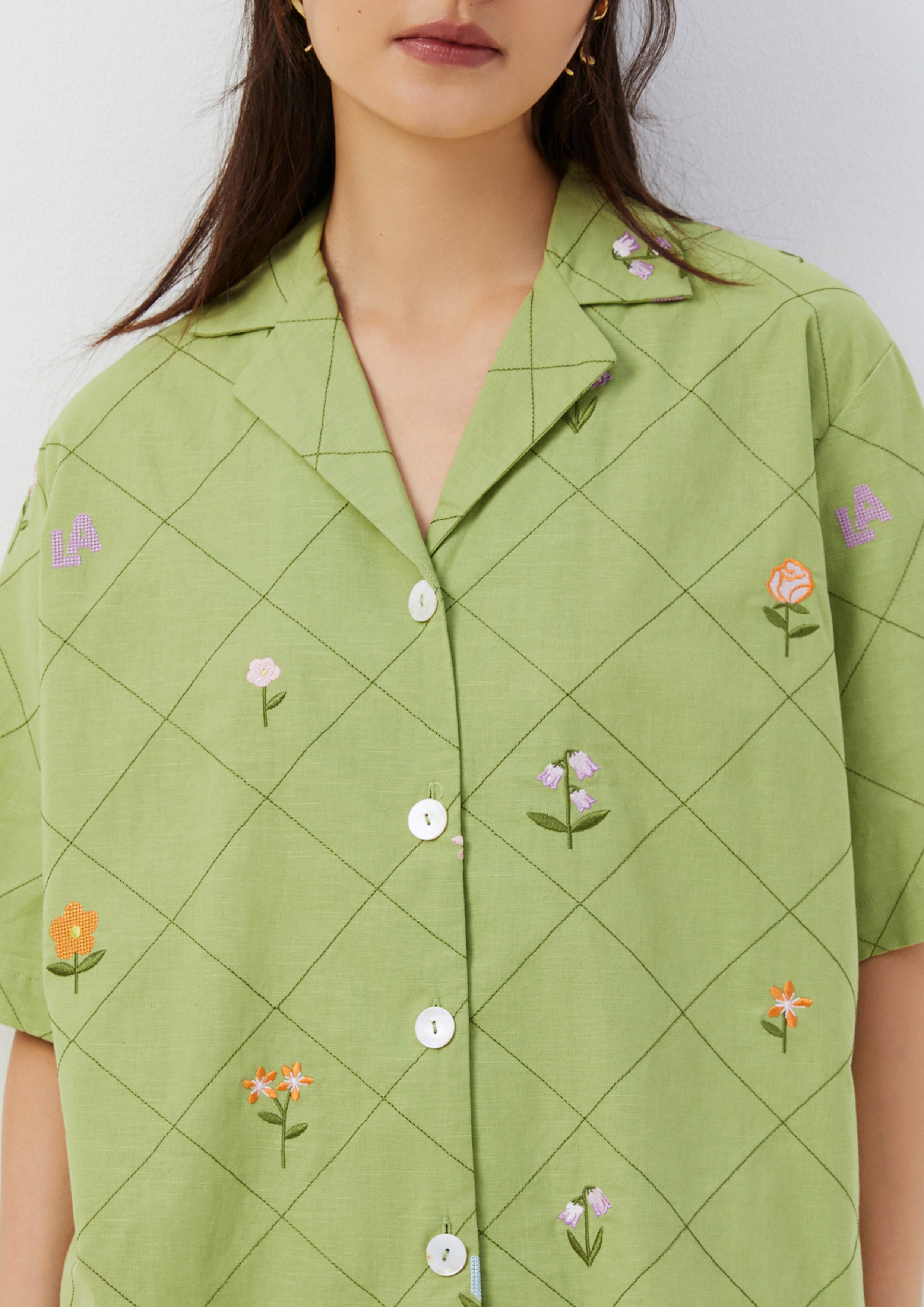 เสื้อเชิ้ต แขนสั้น ปักลายดอกไม้ ทรงโอเวอร์ไซส์ Folk Bloom