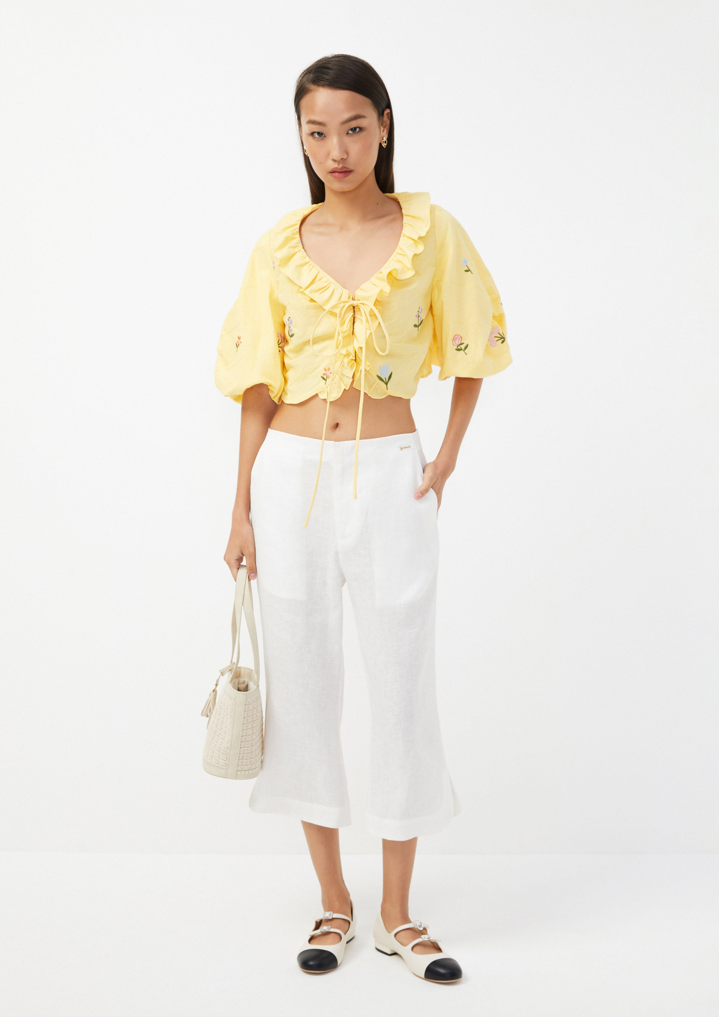 เสื้อครอป ปักลายดอกไม้ แต่งระบาย Folk Bloom