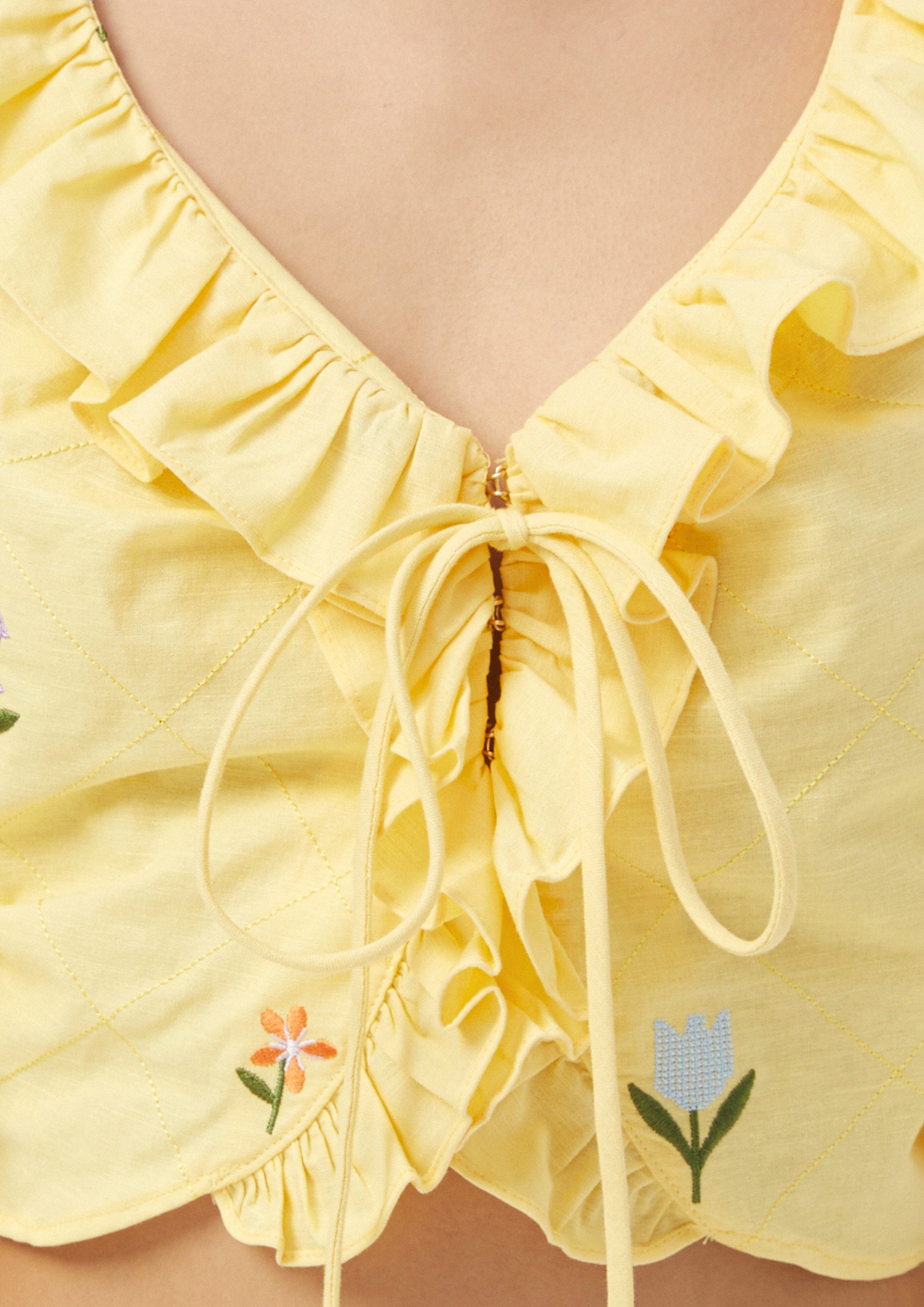 เสื้อครอป ปักลายดอกไม้ แต่งระบาย Folk Bloom