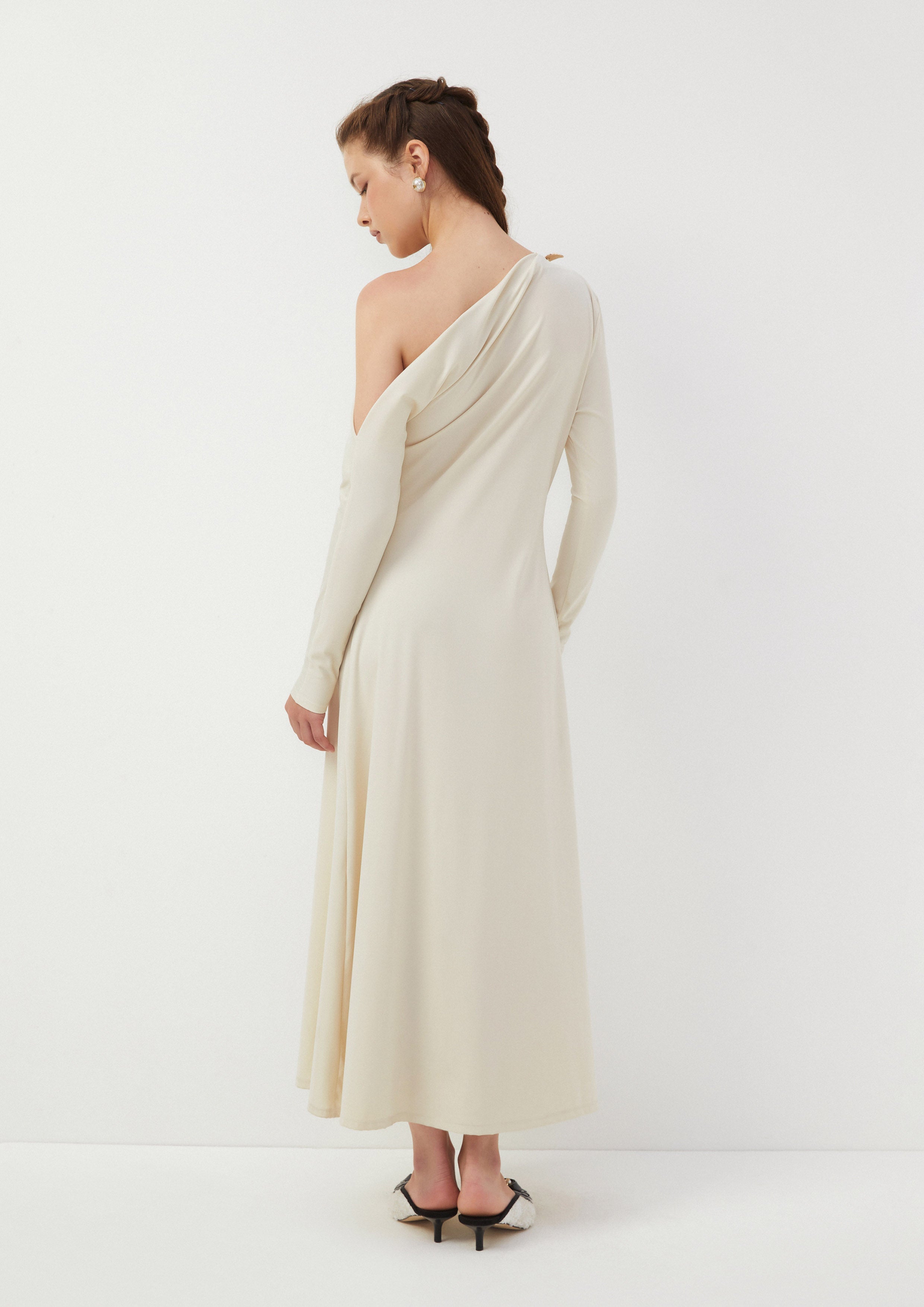 เดรสยาว ไหล่เฉียง แต่งผีเสื้อ Butterfly Glimmer