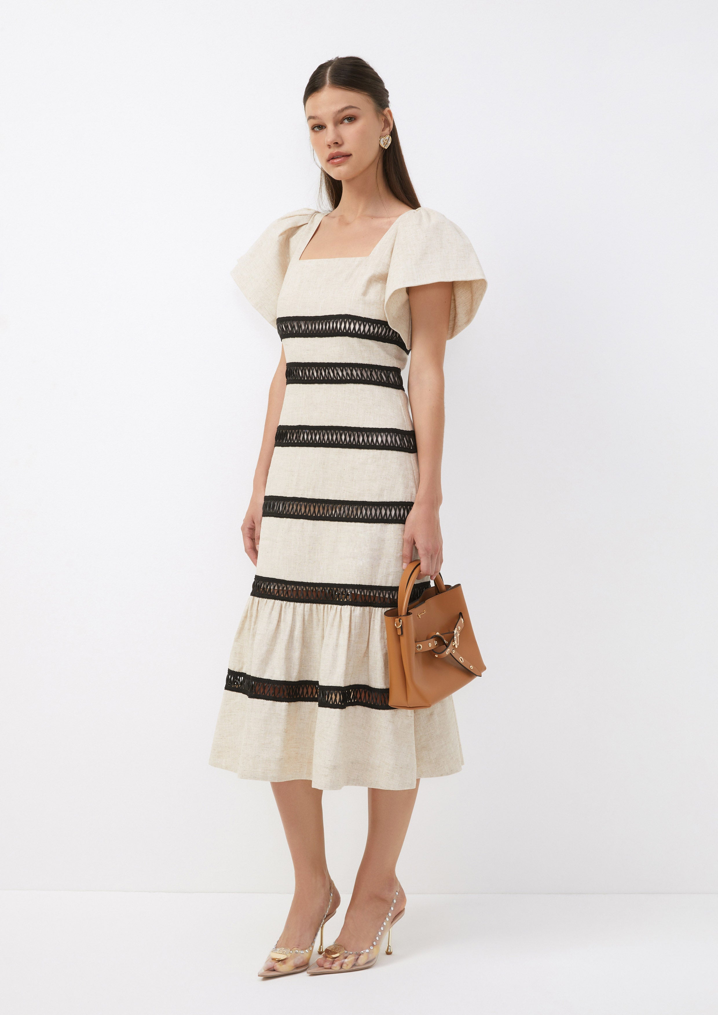 เดรสคลุมเข่า แขนตุ๊กตา แต่งแถบลูกไม้ The Harga Cult