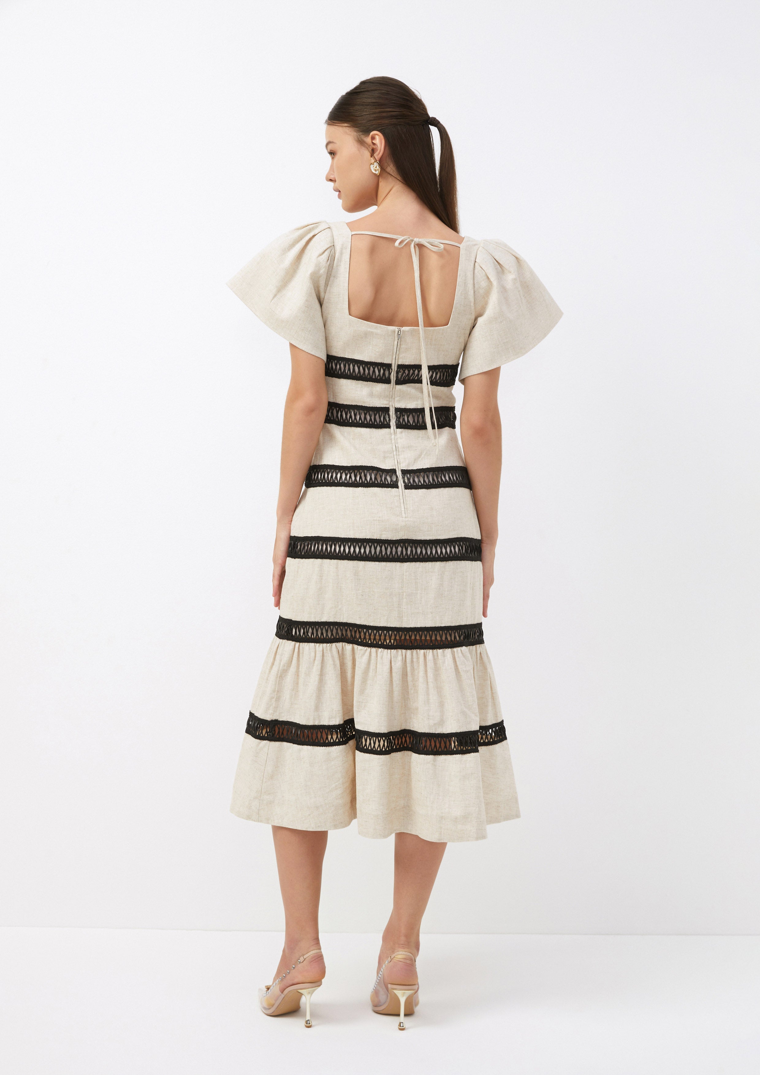 เดรสคลุมเข่า แขนตุ๊กตา แต่งแถบลูกไม้ The Harga Cult