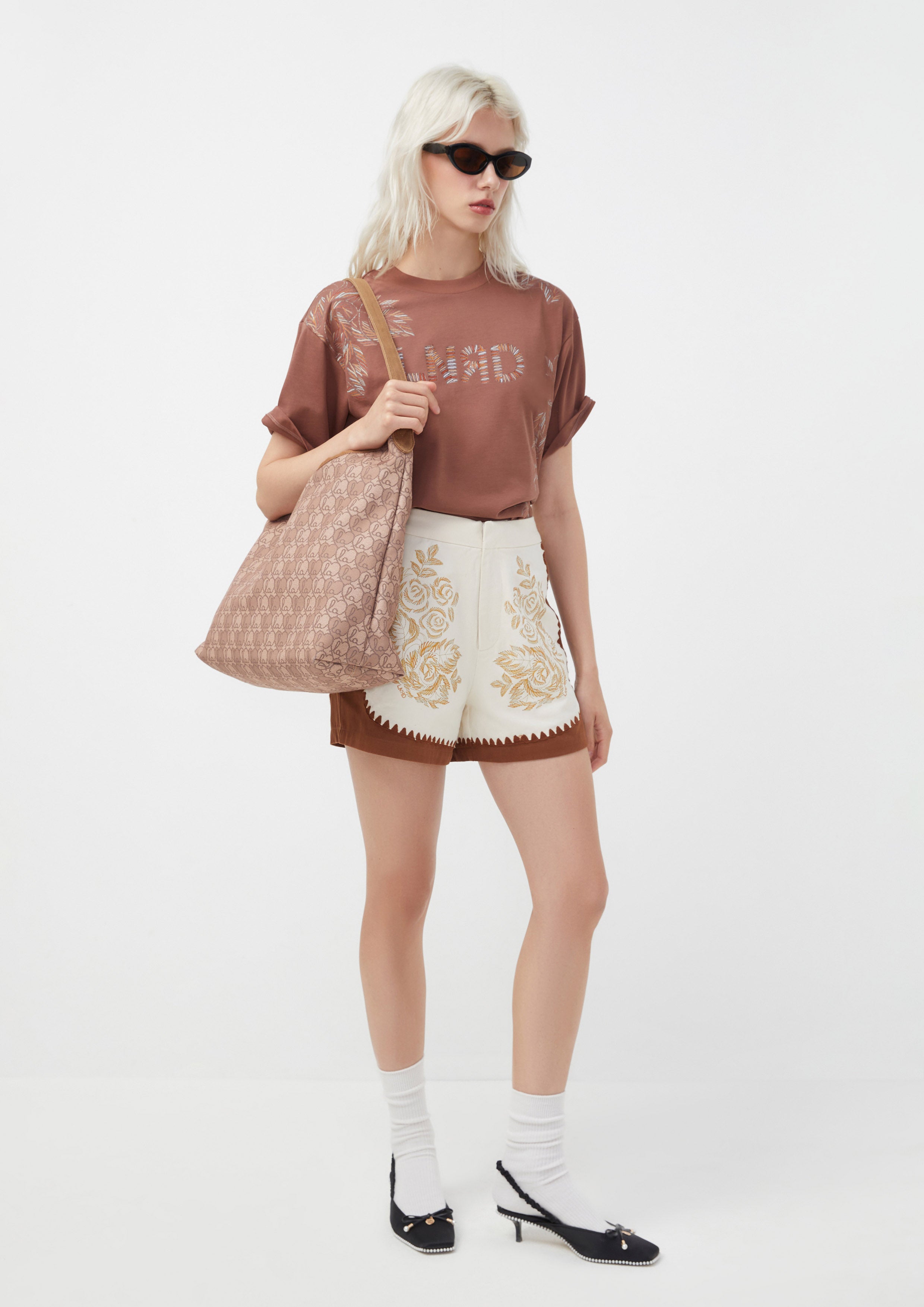 เสื้อยืด ลายดอกไม้ Margot's Summer Field