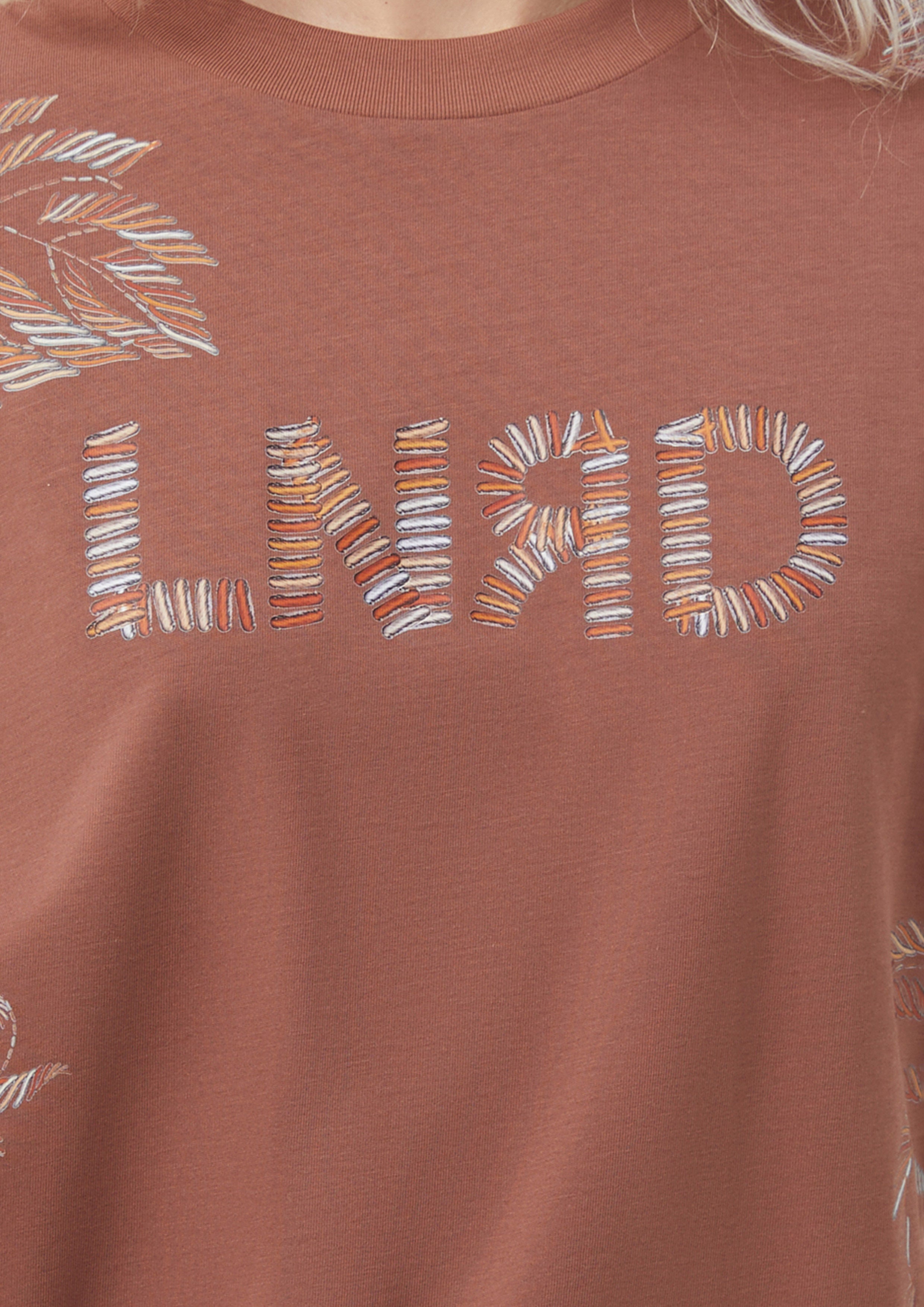 เสื้อยืด ลายดอกไม้ Margot's Summer Field