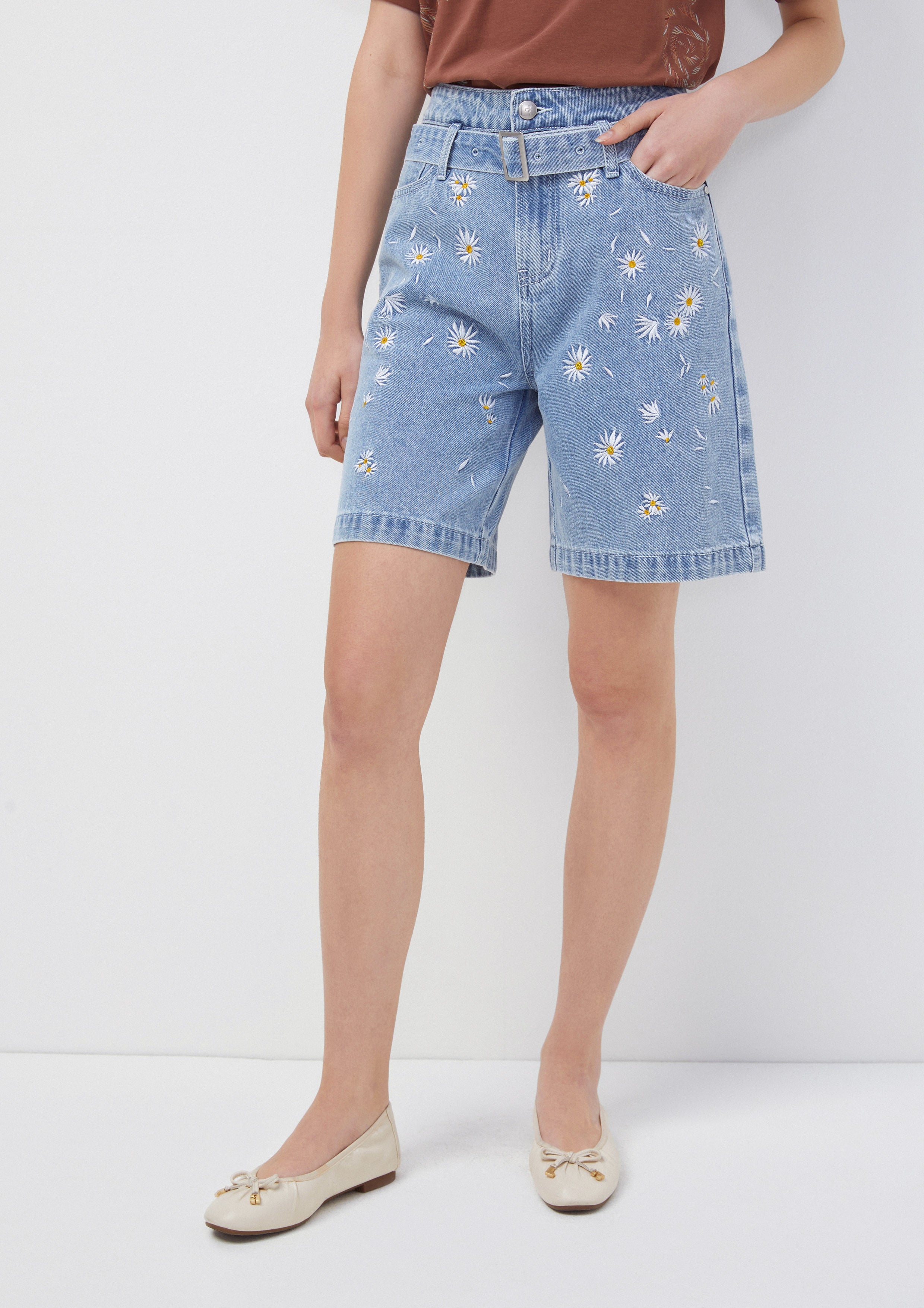 กางเกงยีนส์ ขาสั้น ทรงเอวสูง ปักลายดอกเดซี่ Oopsie Daisy