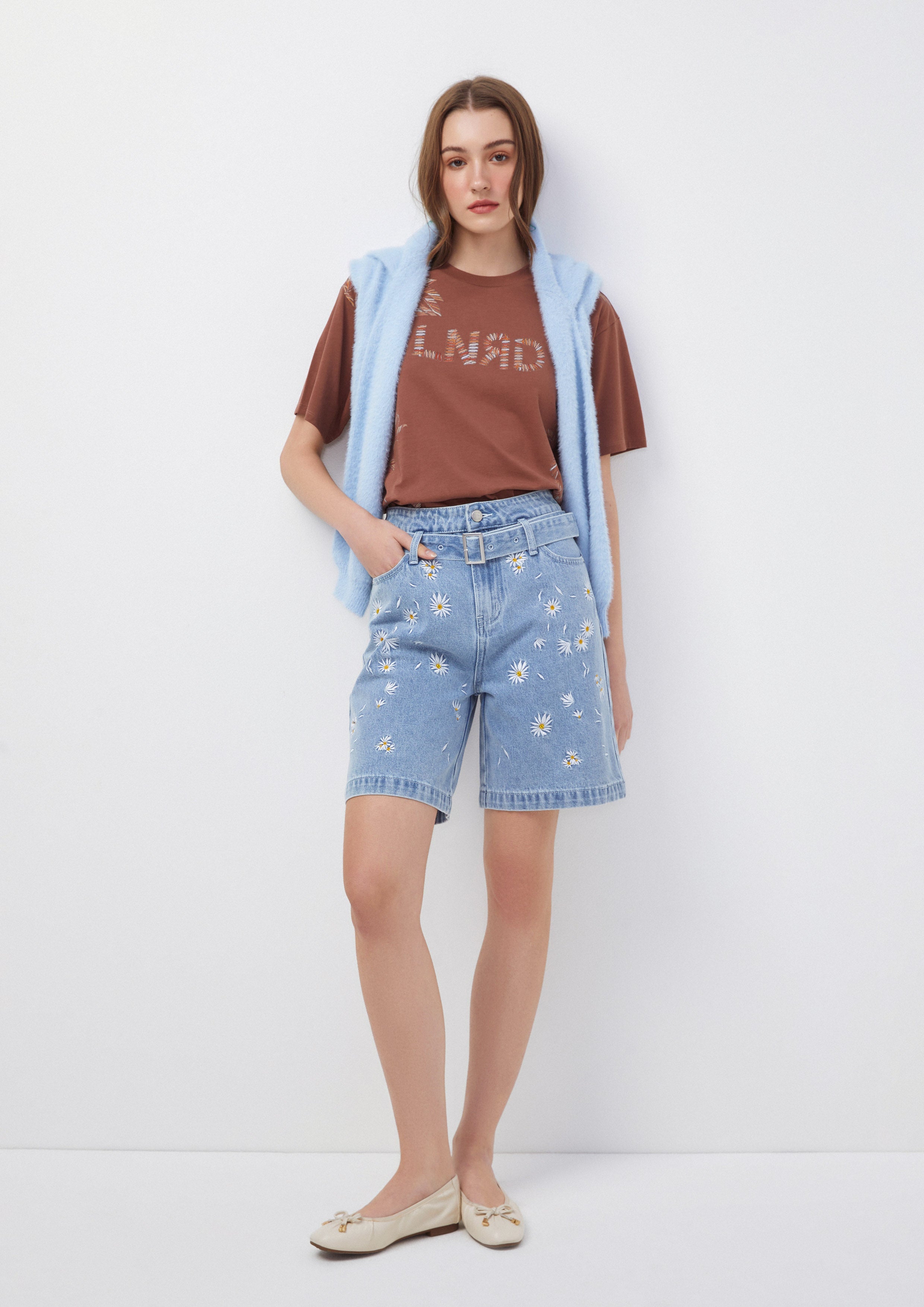 กางเกงยีนส์ ขาสั้น ทรงเอวสูง ปักลายดอกเดซี่ Oopsie Daisy