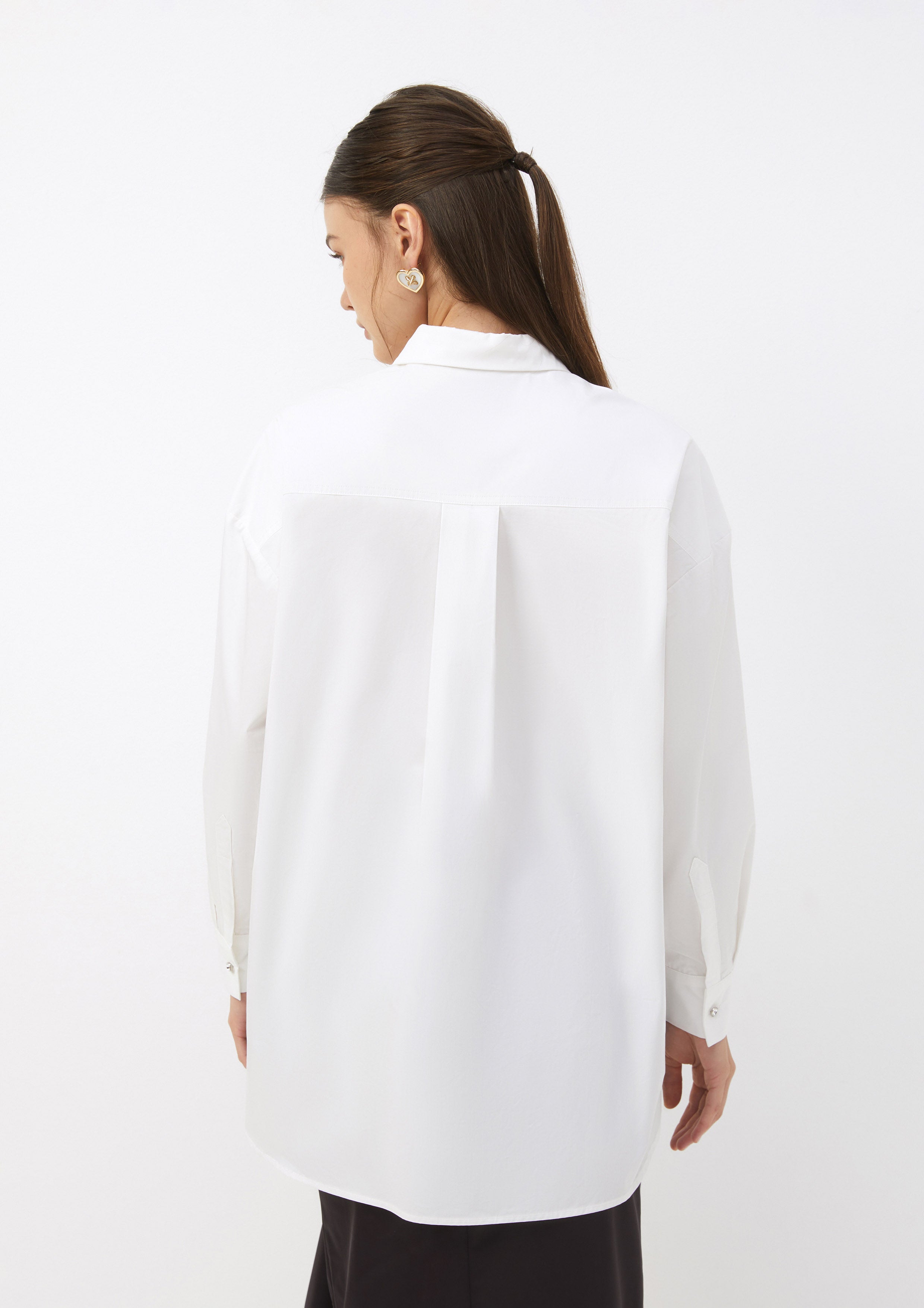 เสื้อเชิ้ต ทรงโอเวอร์ไซส์ ปักฉลุ ลายดอกไม้ The Harga Cult