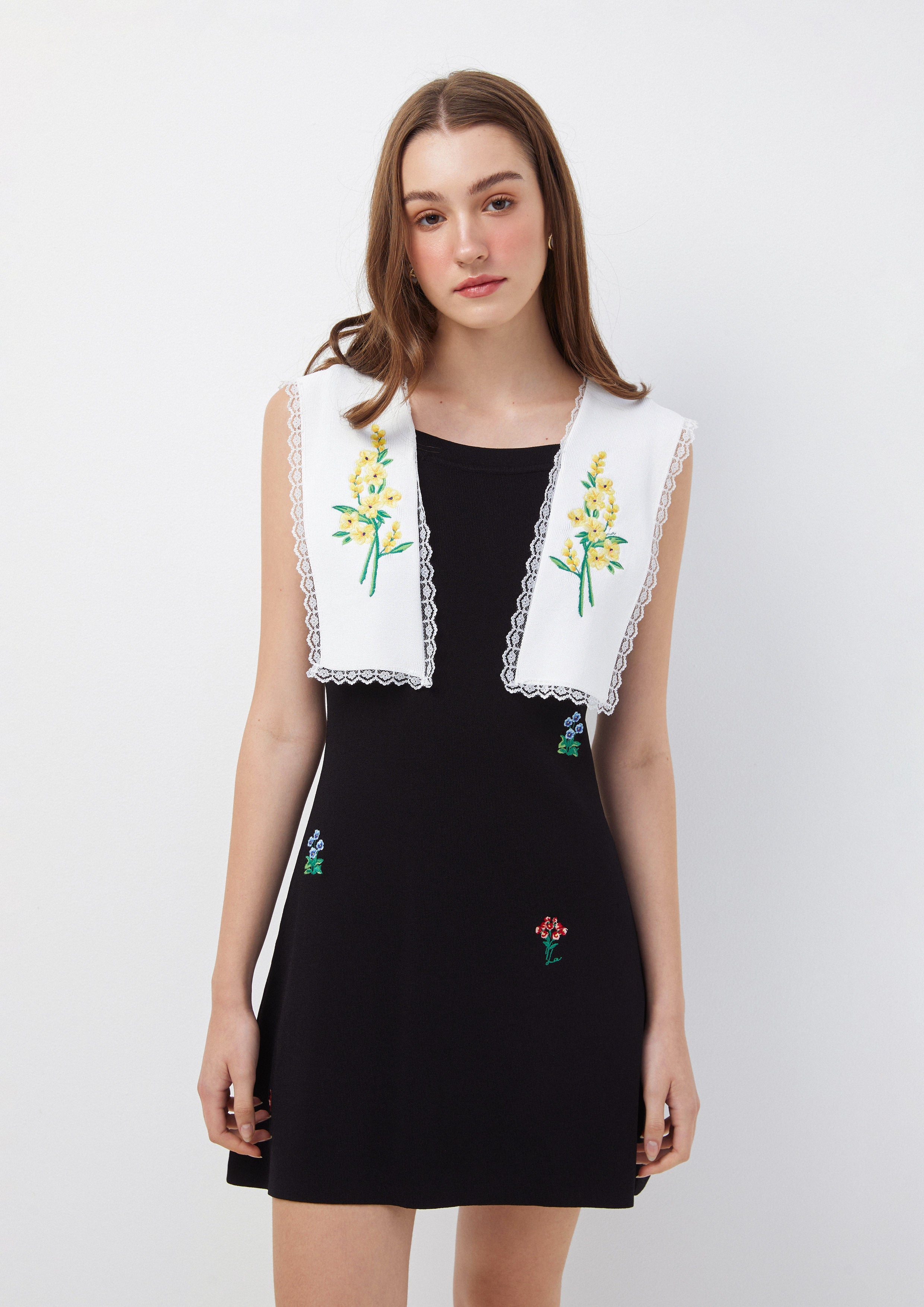 เดรสสั้น ไหมพรม ปกคอลูกไม้ ลายดอกไม้ Time To Grown Up