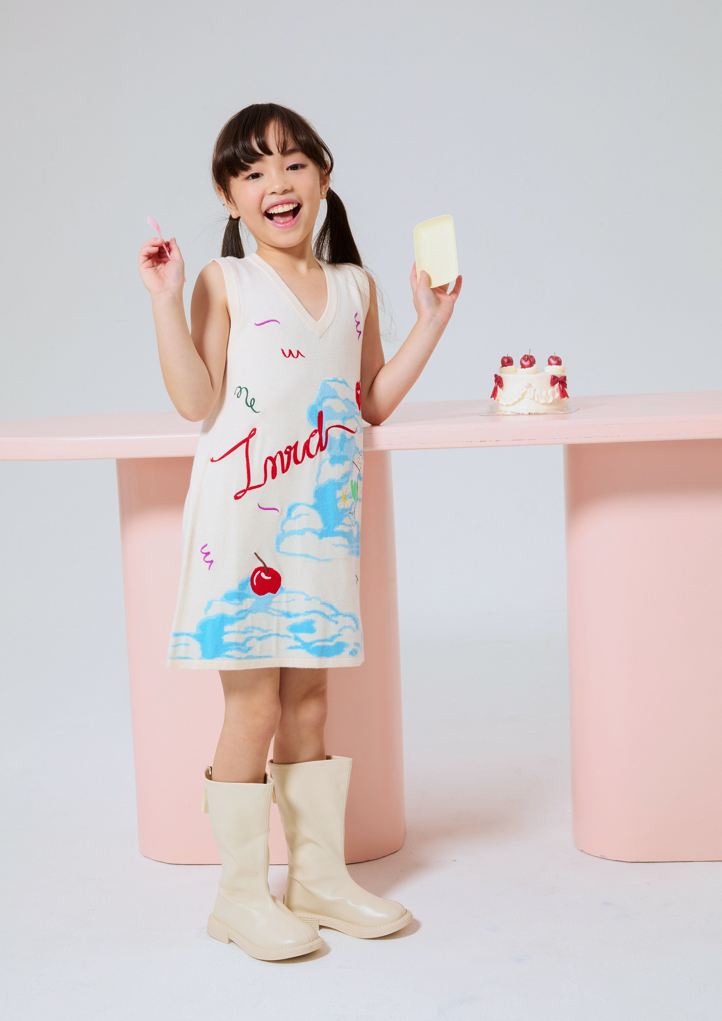 เดรสสั้นผ้าฟลีซปักลาย คอลเลกชัน Miracle Voyard