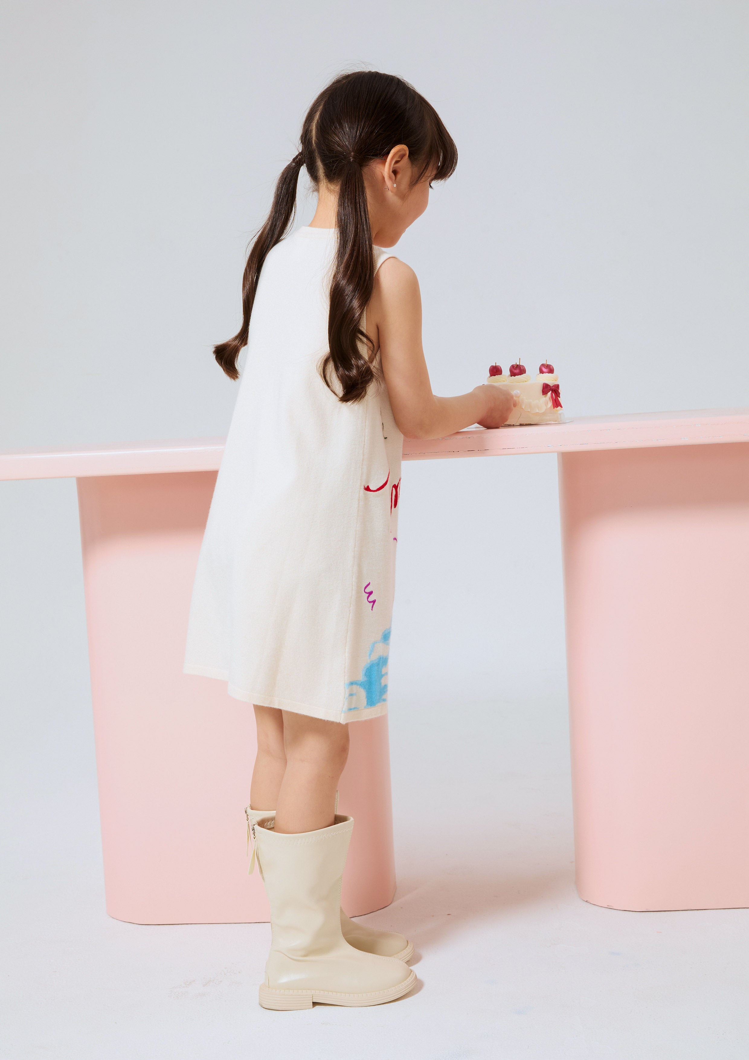 เดรสสั้นผ้าฟลีซปักลาย คอลเลกชัน Miracle Voyard