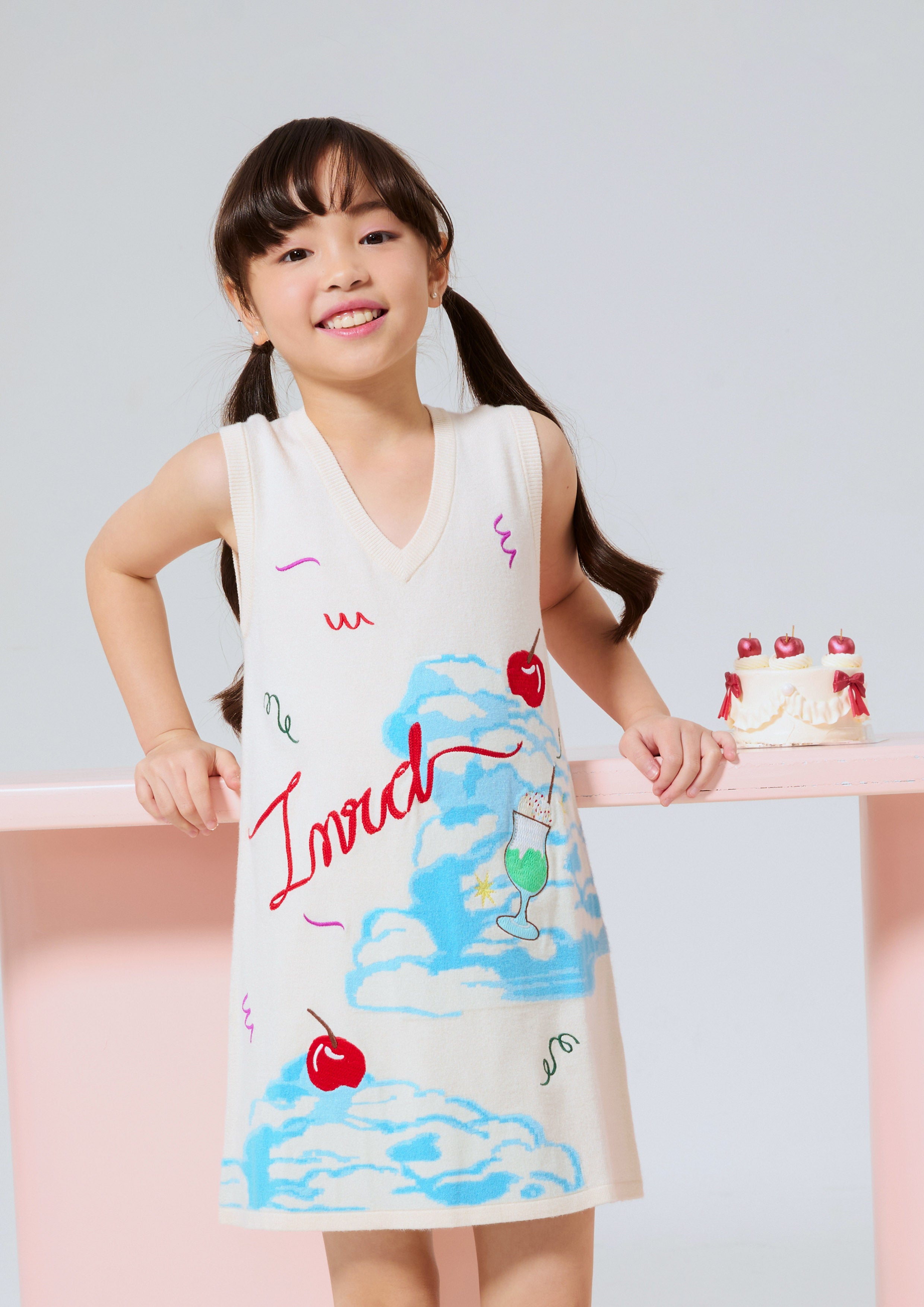 เดรสสั้นผ้าฟลีซปักลาย คอลเลกชัน Miracle Voyard