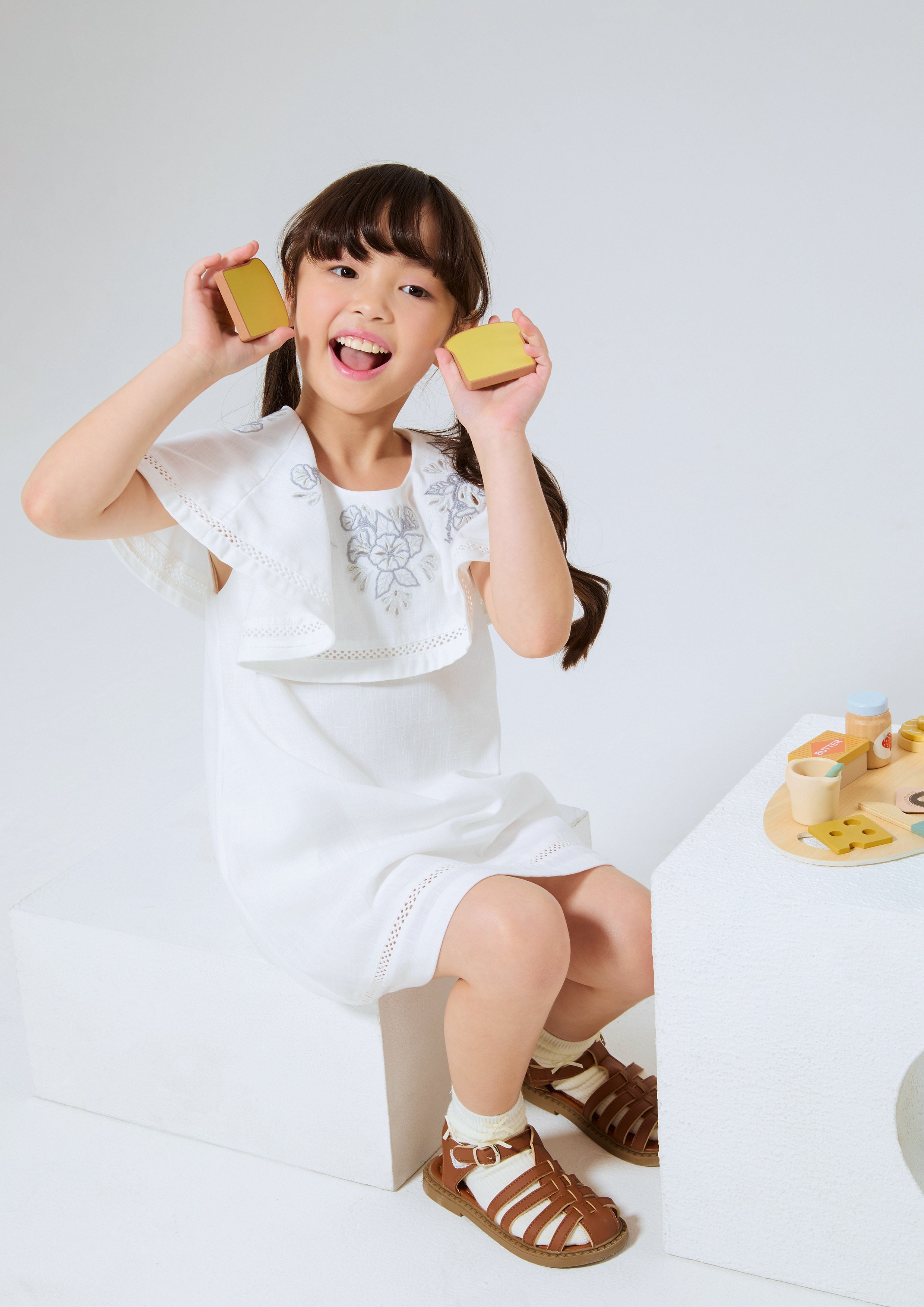 เดรสสั้นปกคอระบายปักลายดอกไม้ คอลเลกชัน Cruise to the Full Bloom