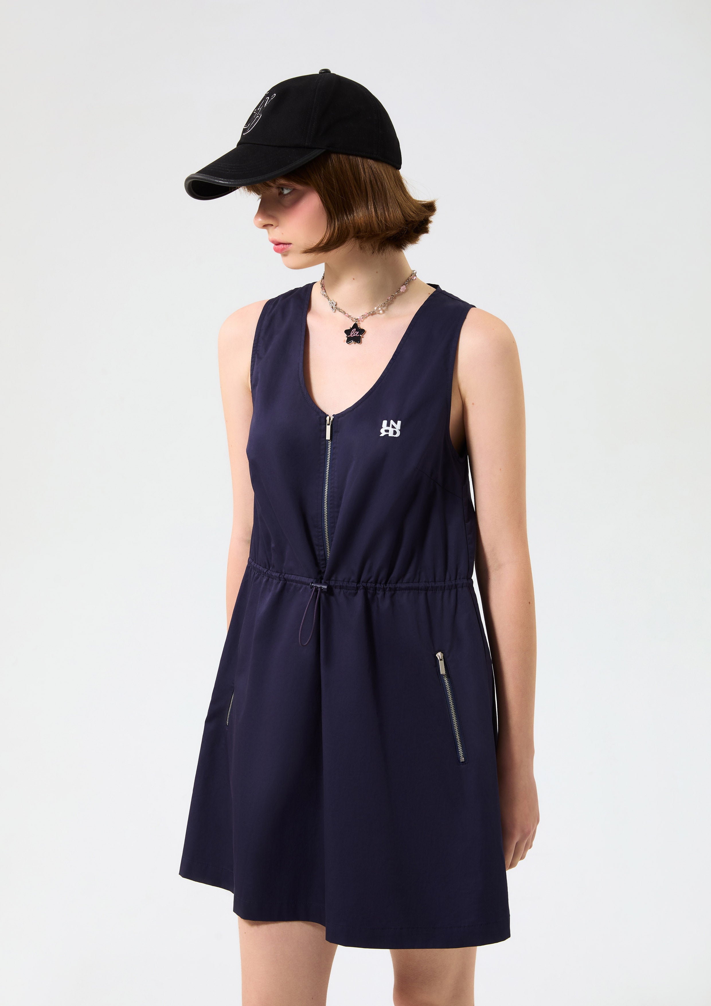 เดรสสั้นแขนกุดปักโลโก้ คอลเลกชัน Miracle Voyard