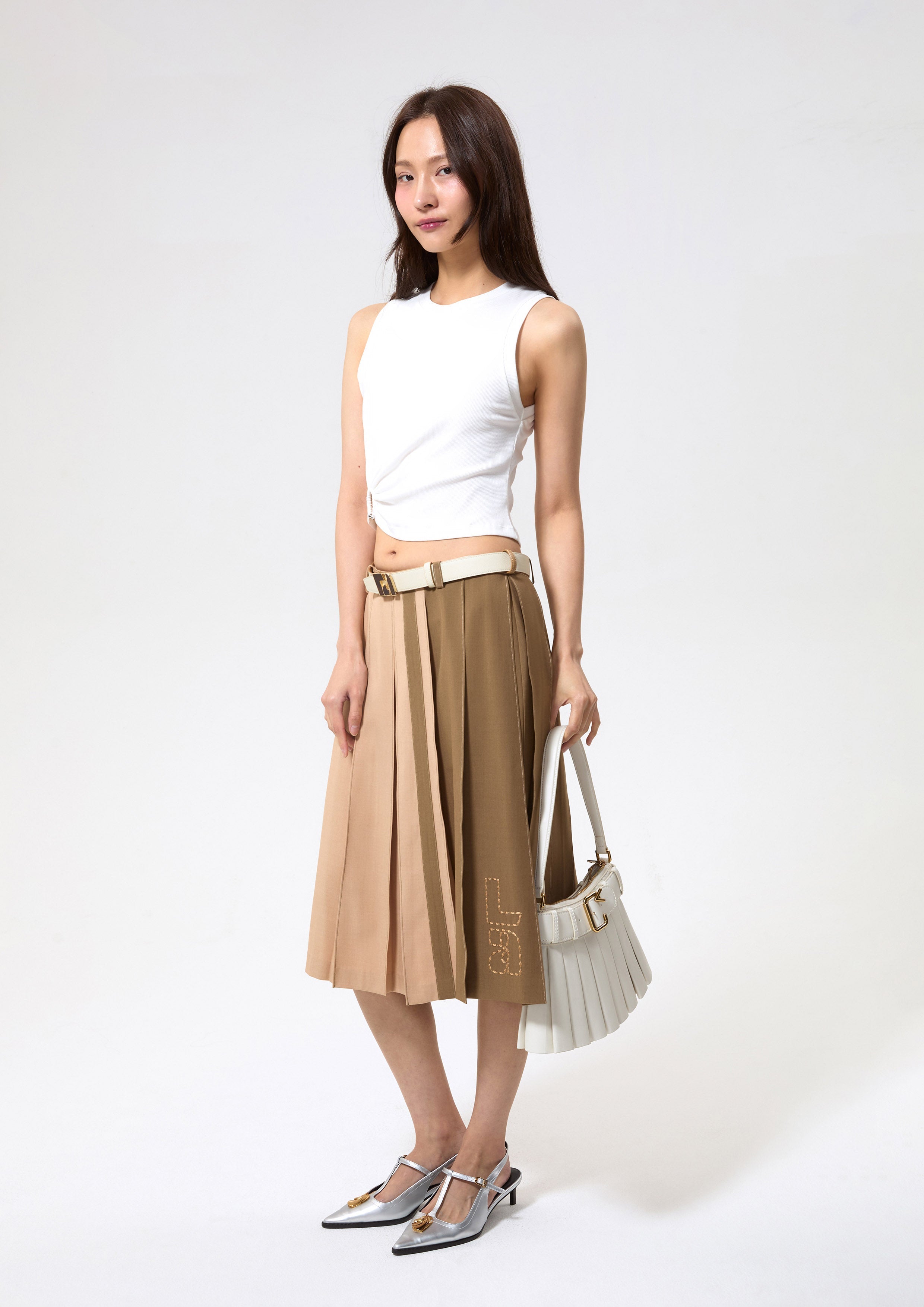 เสื้อครอปแขนกุดแต่งโลหะทรงกลม คอลเลกชัน Working on Board