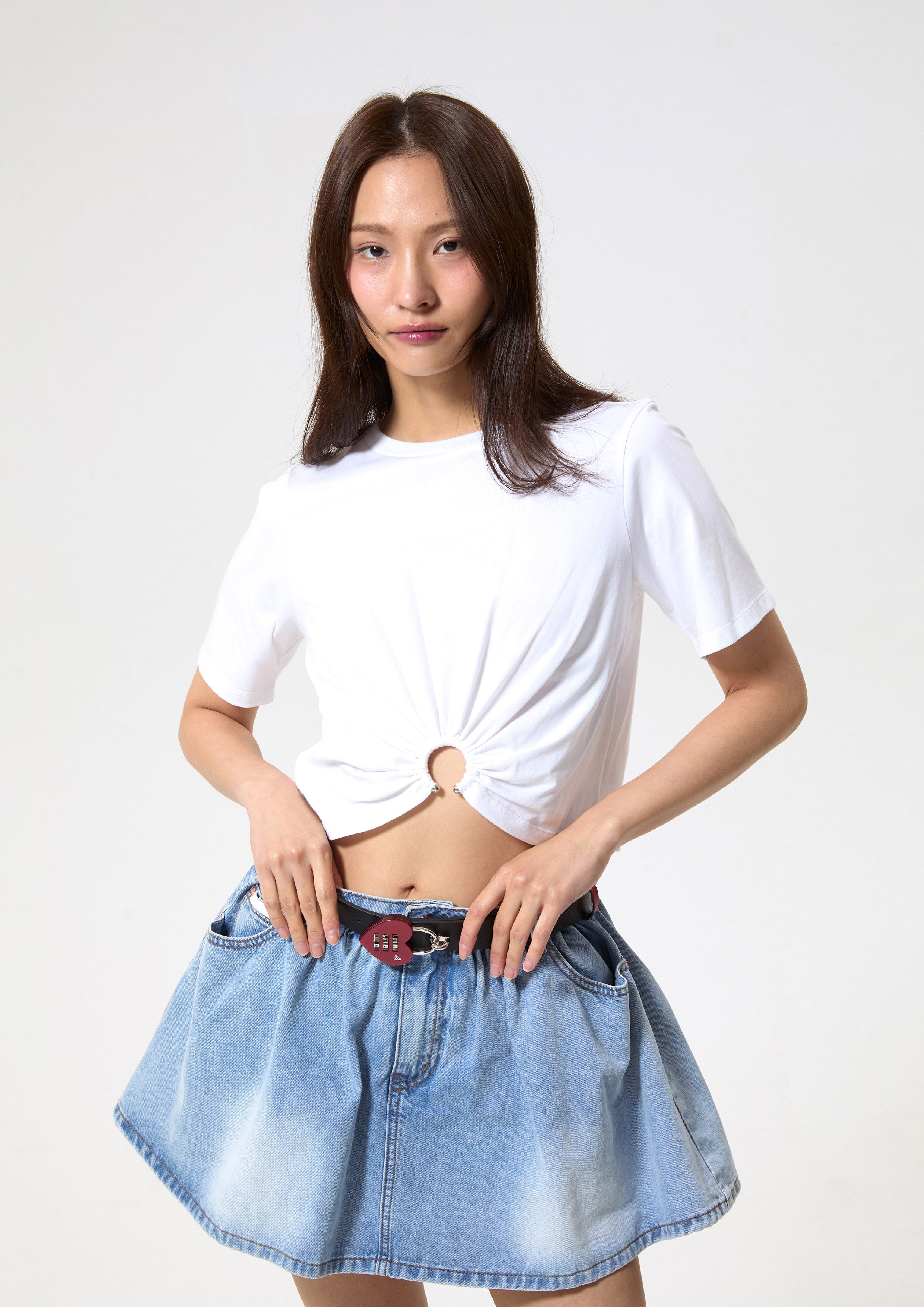 เสื้อครอปแขนสั้นแต่งโลหะทรงกลม คอลเลกชัน Working on Board