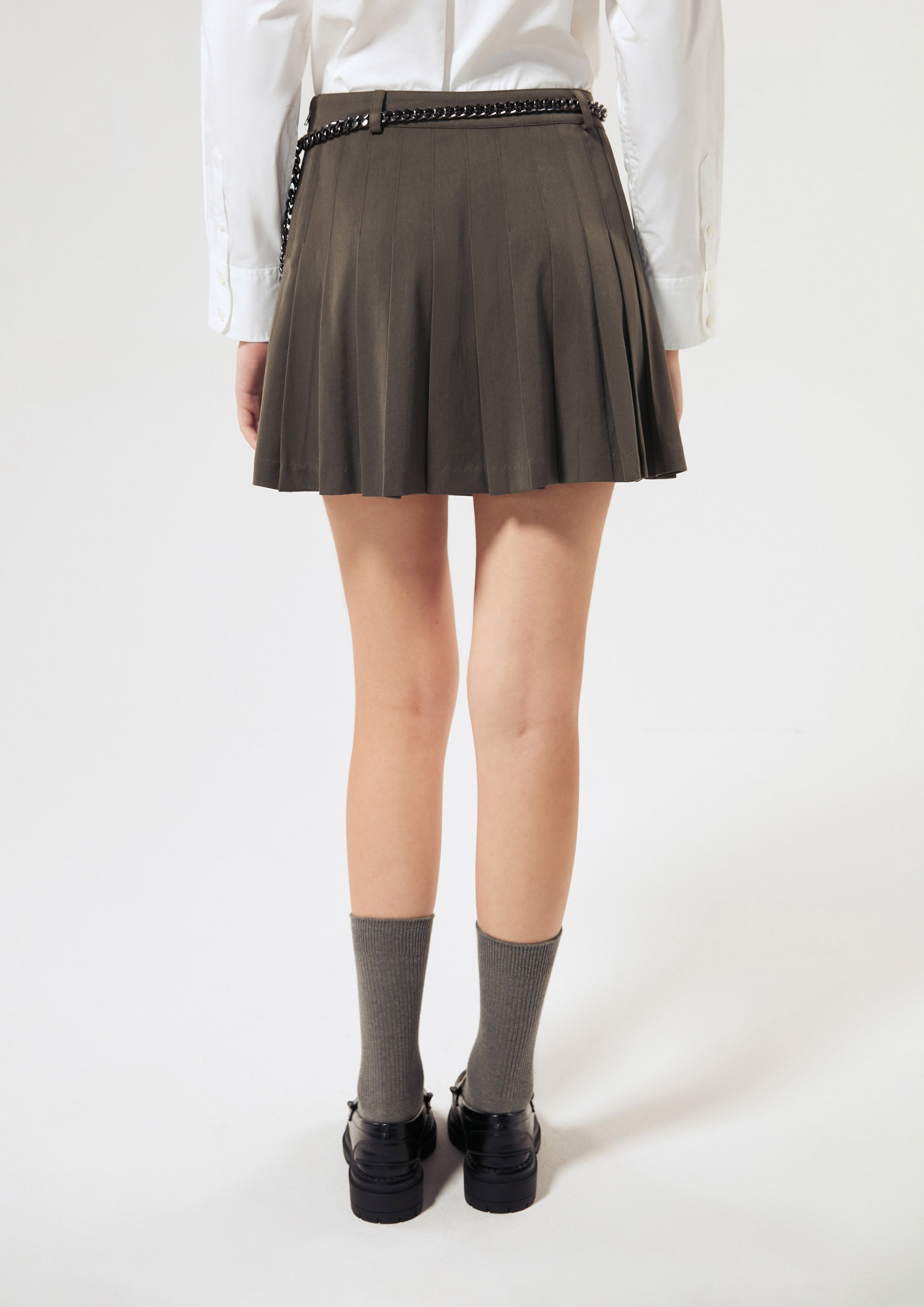 กระโปรงพลีทสั้นพร้อมเข็มขัดสายโซ่ คอลเลกชัน Neon Dreams