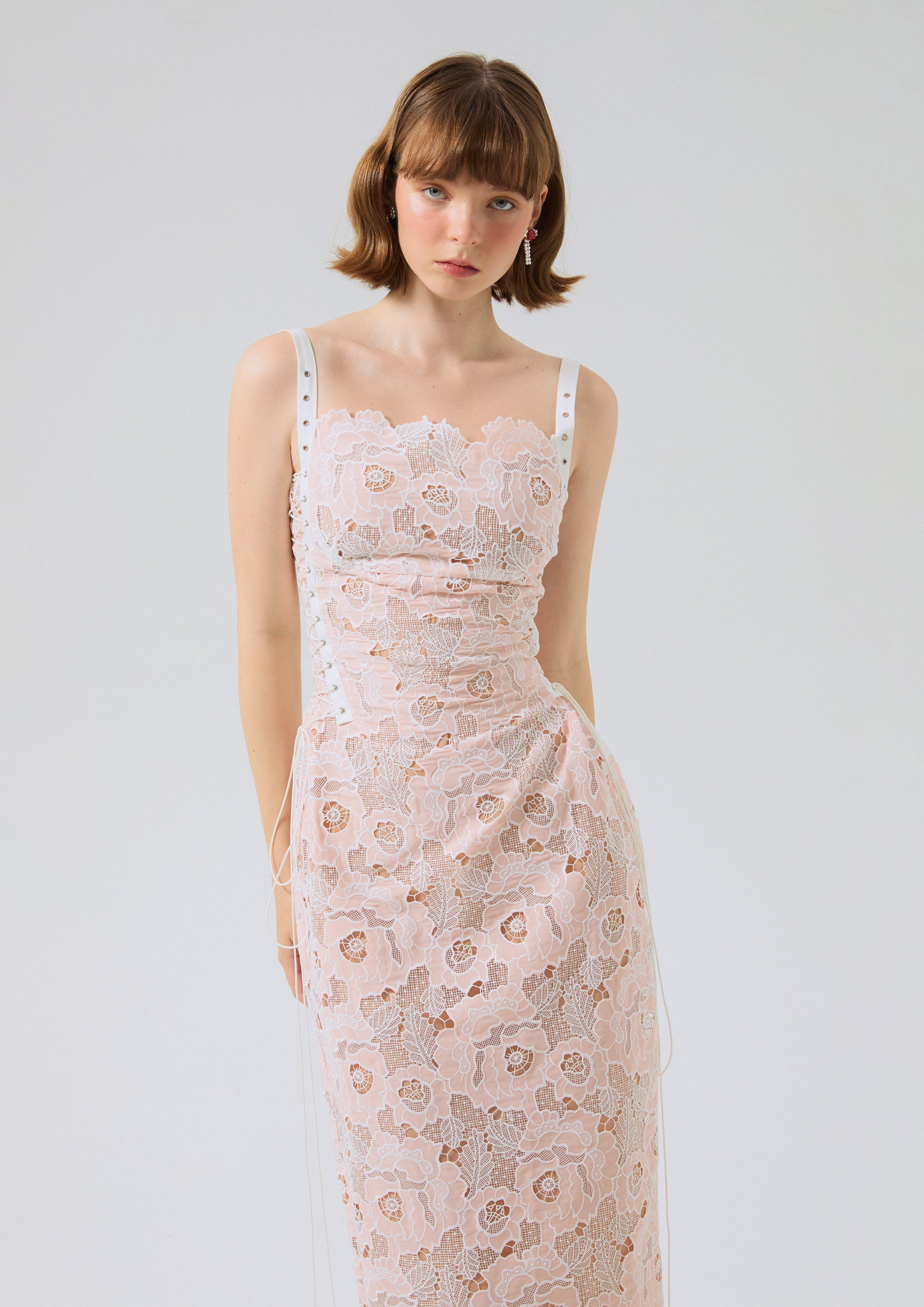 เดรสมิดิผ้าลูกไม้ฉลุลายดอกกุหลาบ คอลเลกชัน Rosewood Fleur