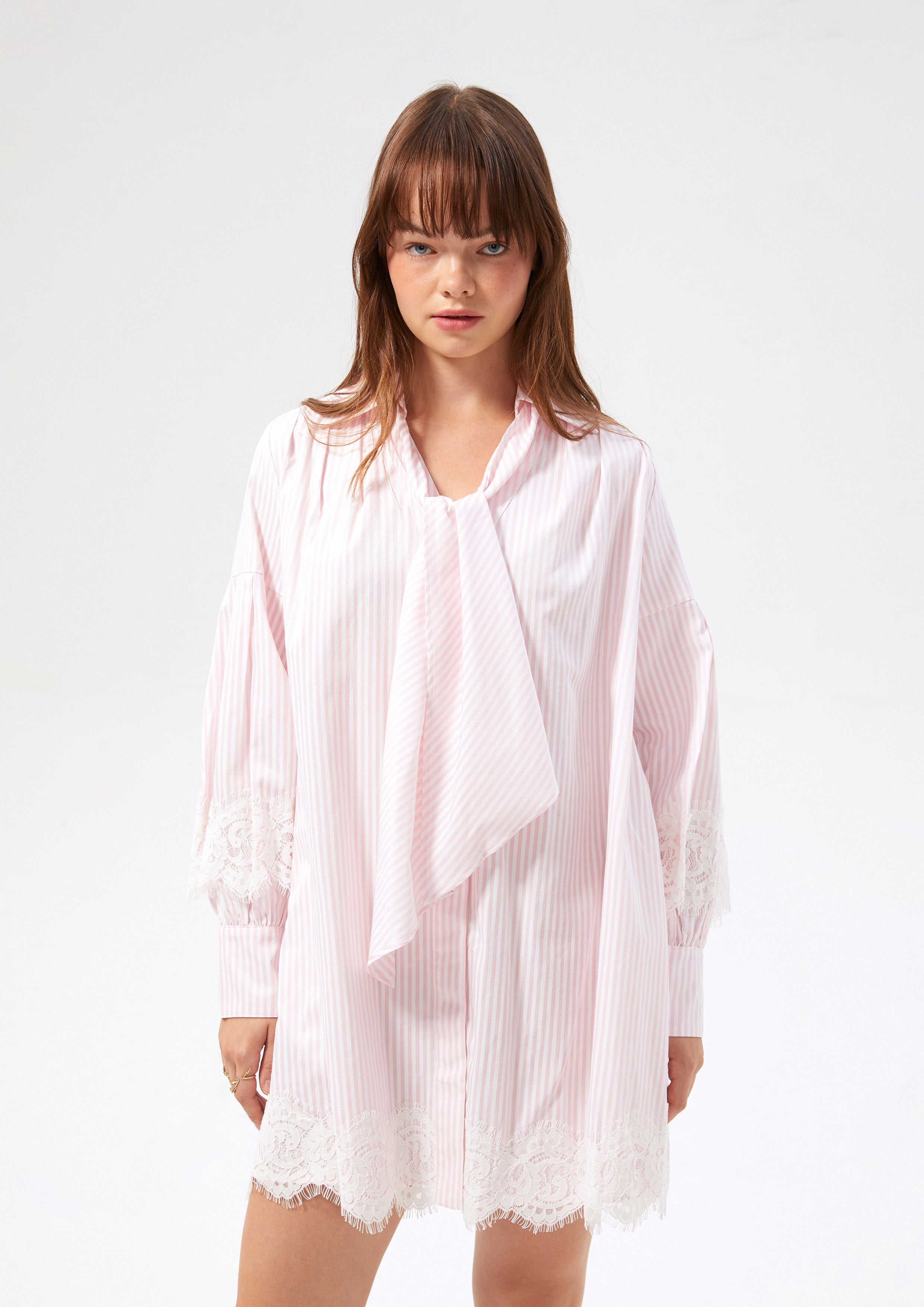 เชิ้ตเดรสลายทางพร้อมสายผ้าผูกโบ คอลเลกชัน Rodeo Rose