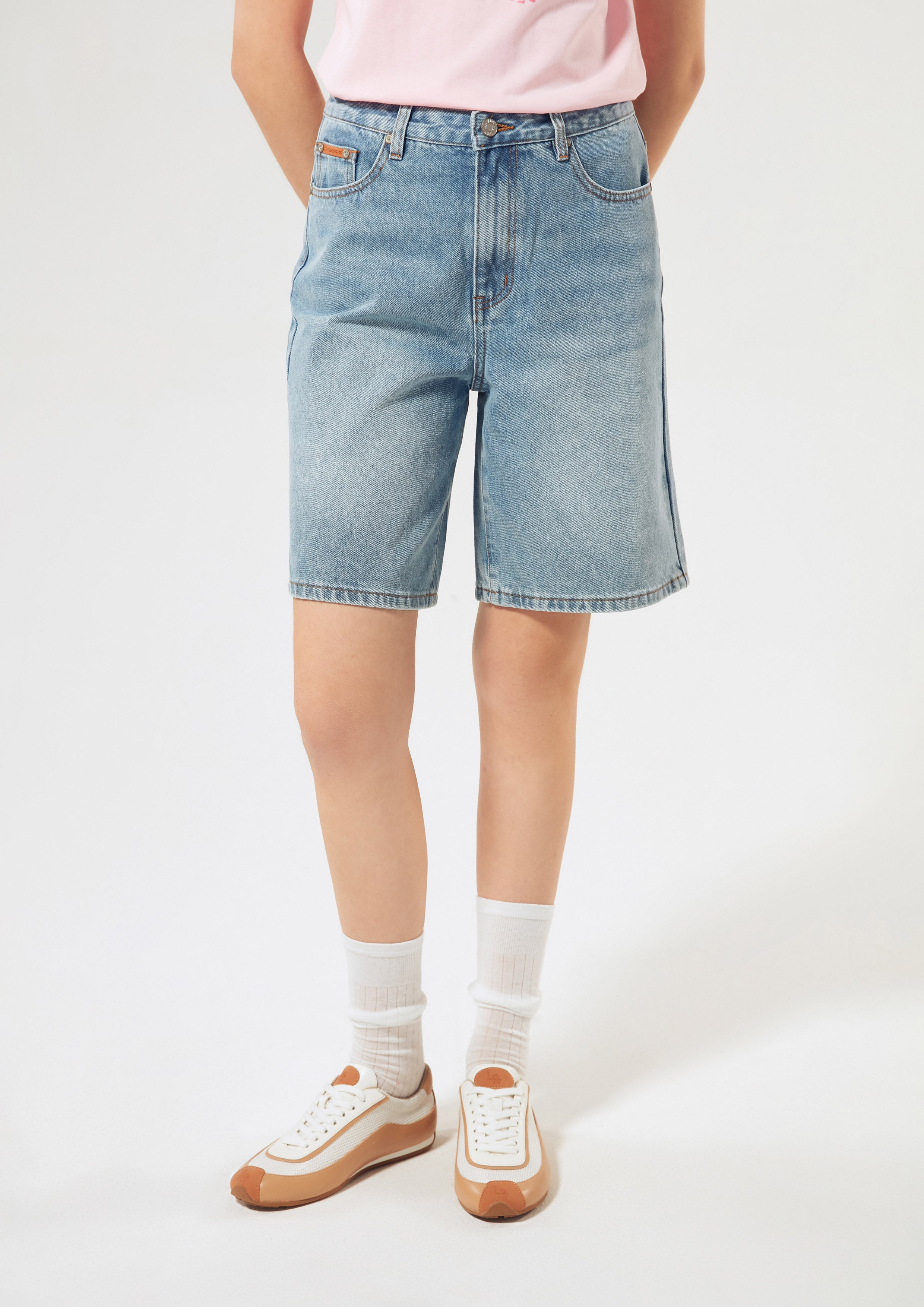 กางเกงเดนิมขาสั้นสีเฟด คอลเลกชัน Basic Denim