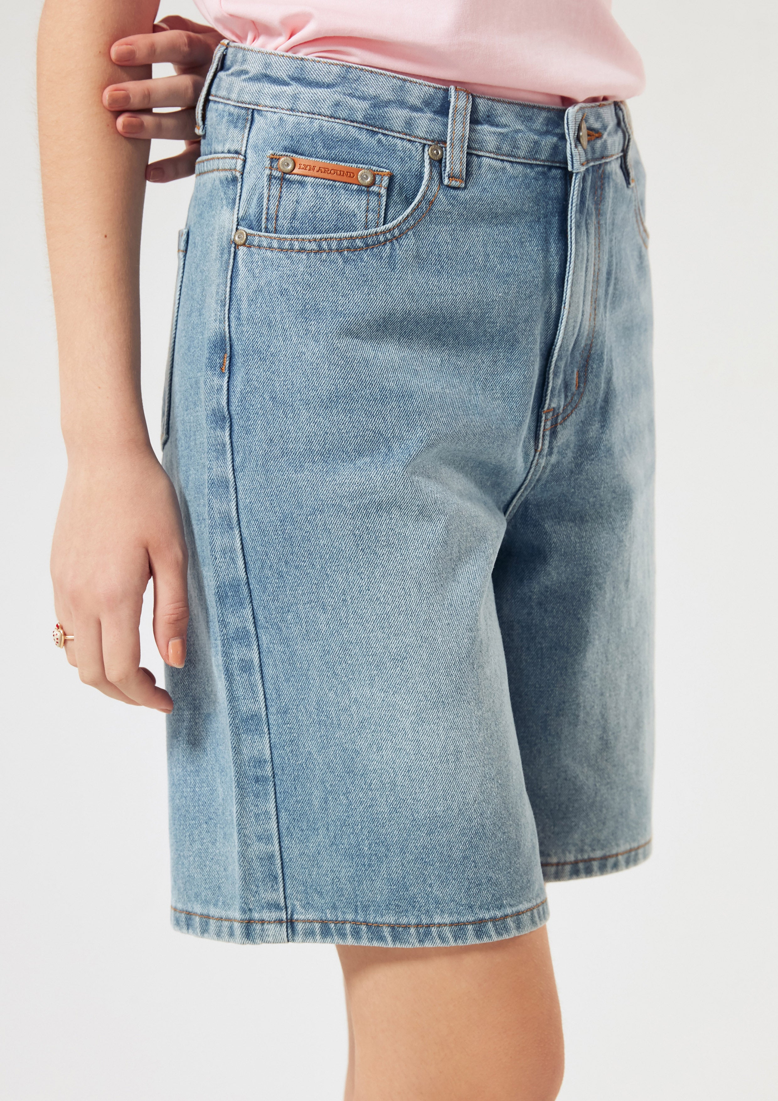 กางเกงเดนิมขาสั้นสีเฟด คอลเลกชัน Basic Denim