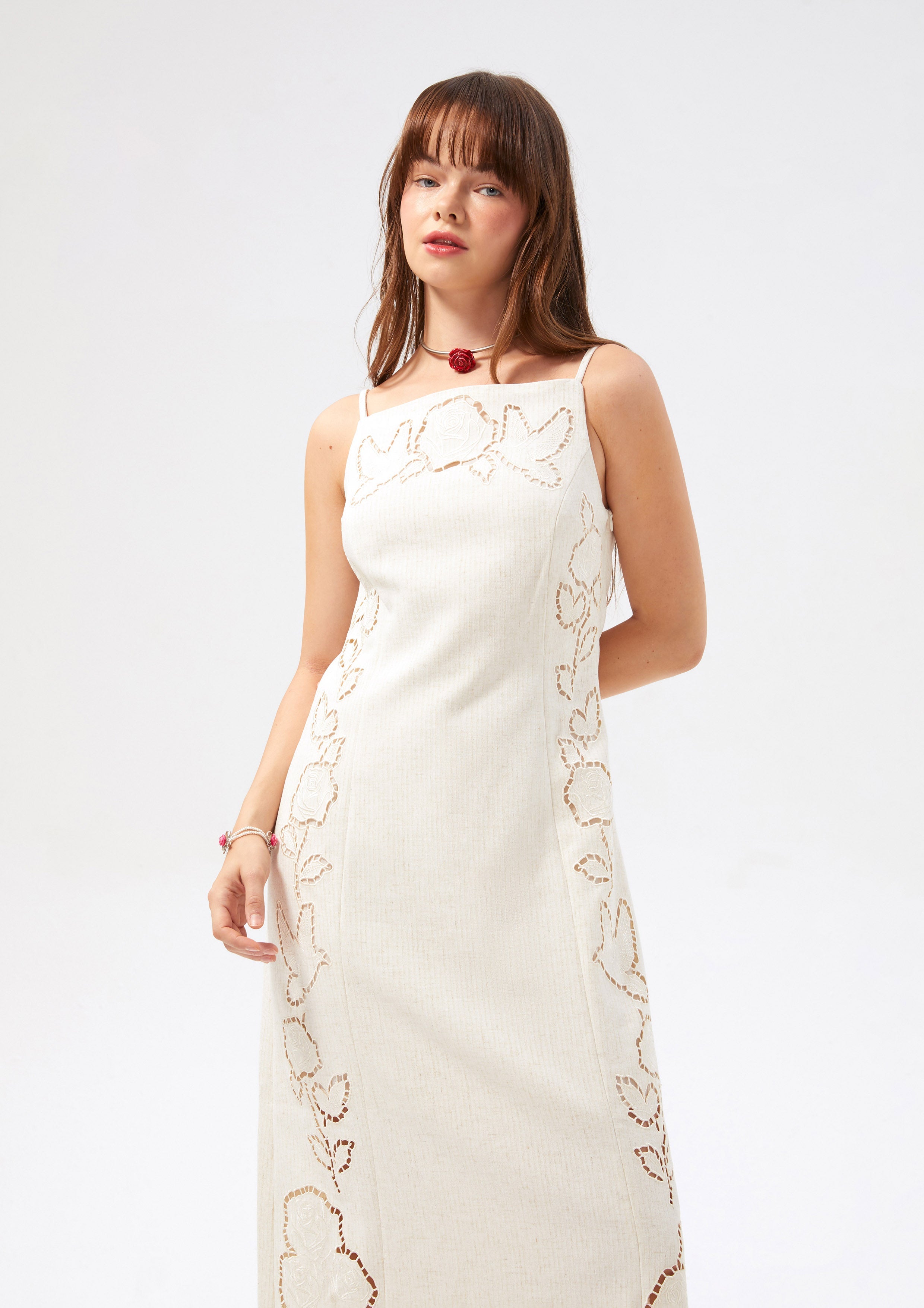 เดรสมิดิสายเดี่ยวฉลุลายดอกกุหลาบ คอลเลกชัน Rosewood Fleur