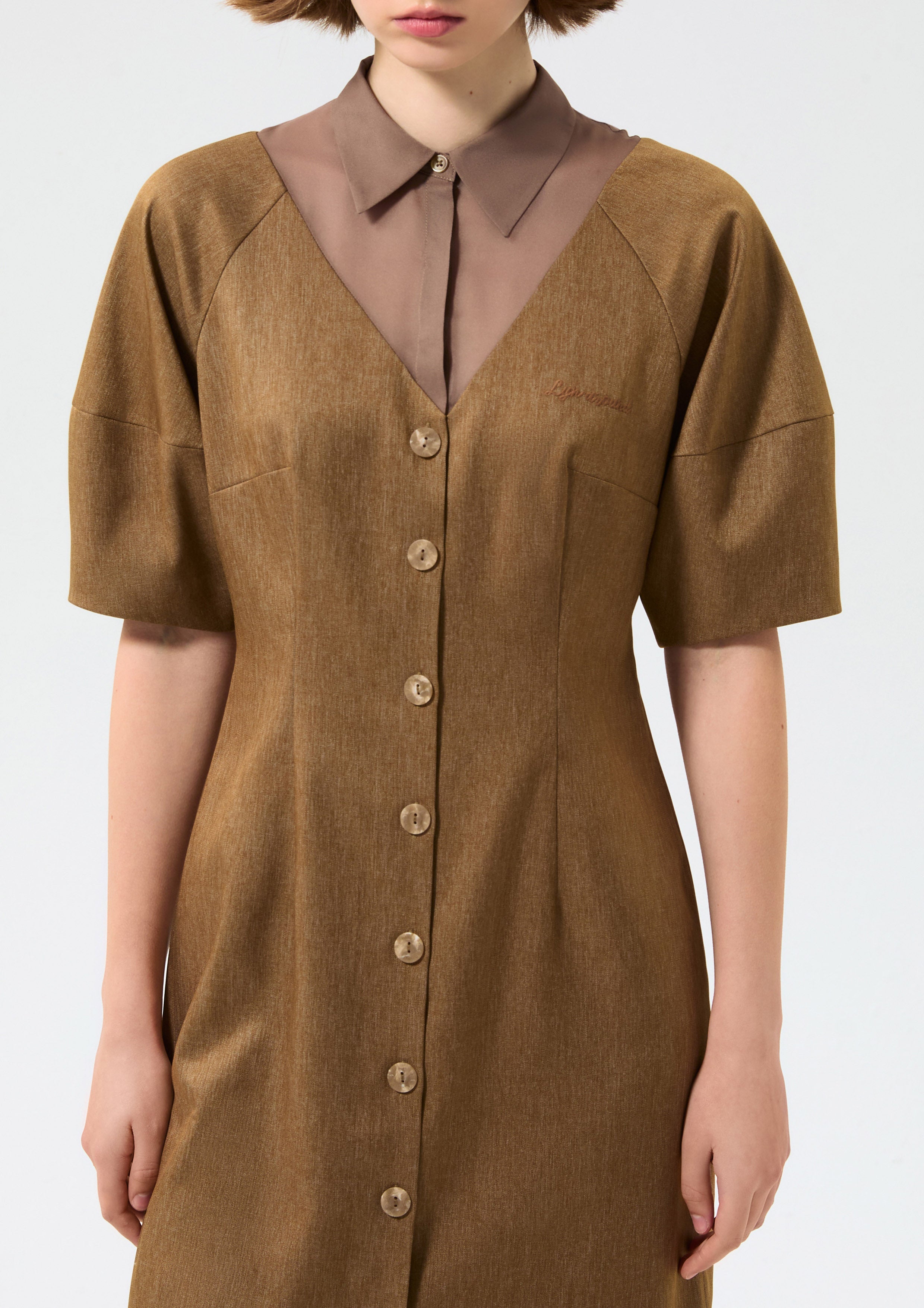 เดรสมิดิติดกระดุมพร้อมพาแนลผ้าเชียร์ คอลเลกชัน Rosewood Fleur