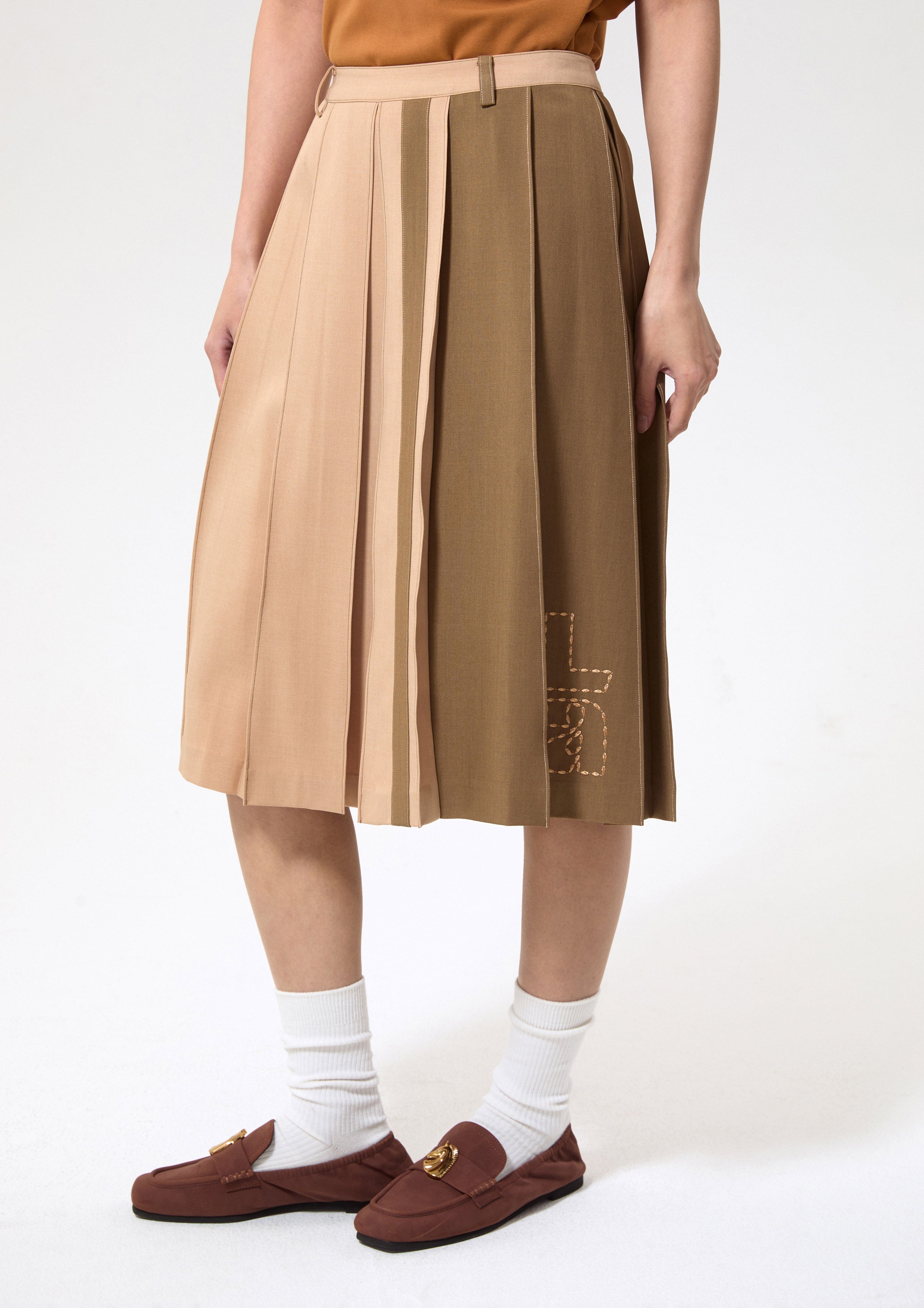 กระโปรงคลุมเข่าจับจีบสีพาแนล คอลเลกชัน Play Spell