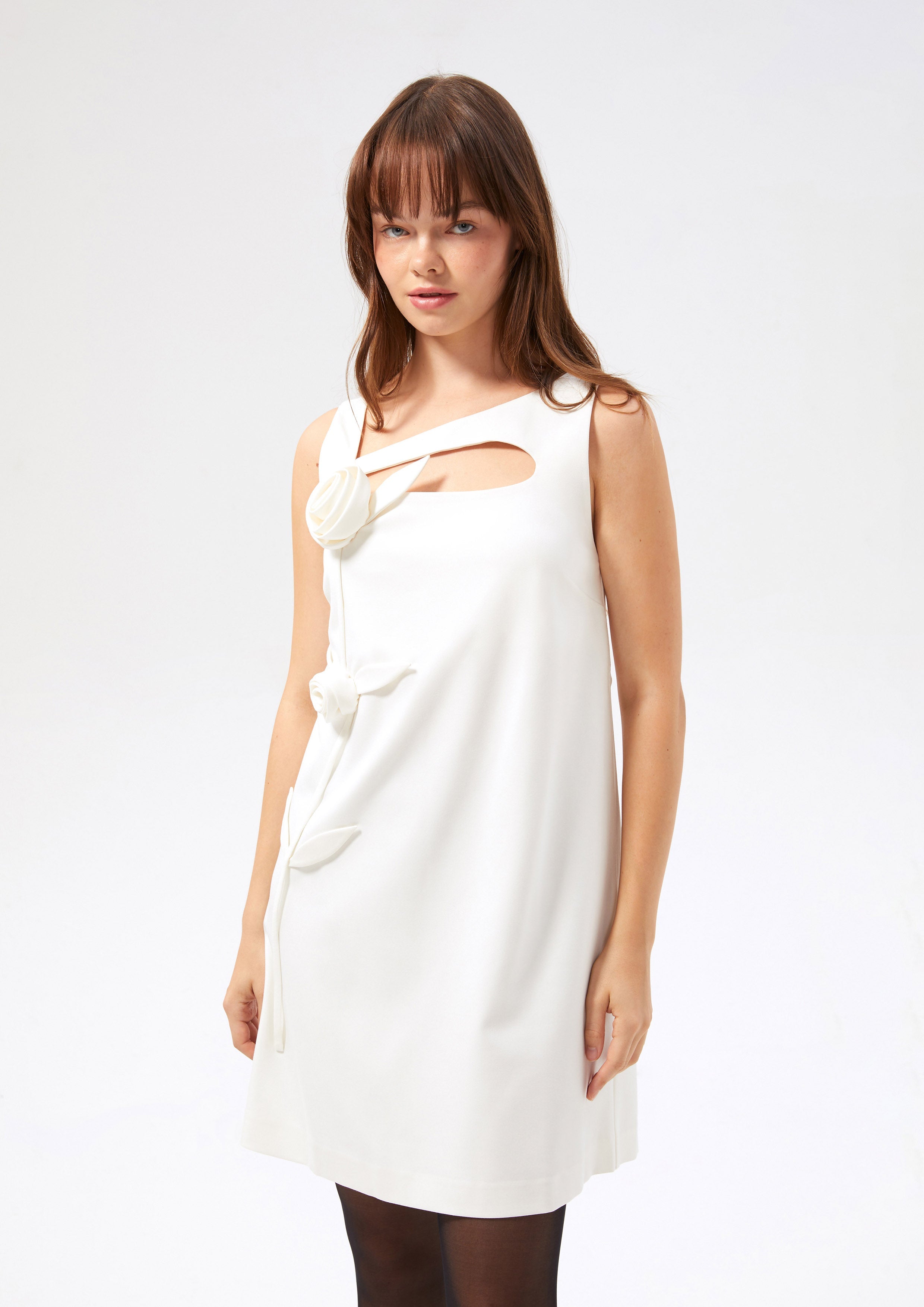 เดรสสั้นคัตเอาท์ช่วงอกแต่งดอกกุหลาบ คอลเลกชัน Rodeo Rose