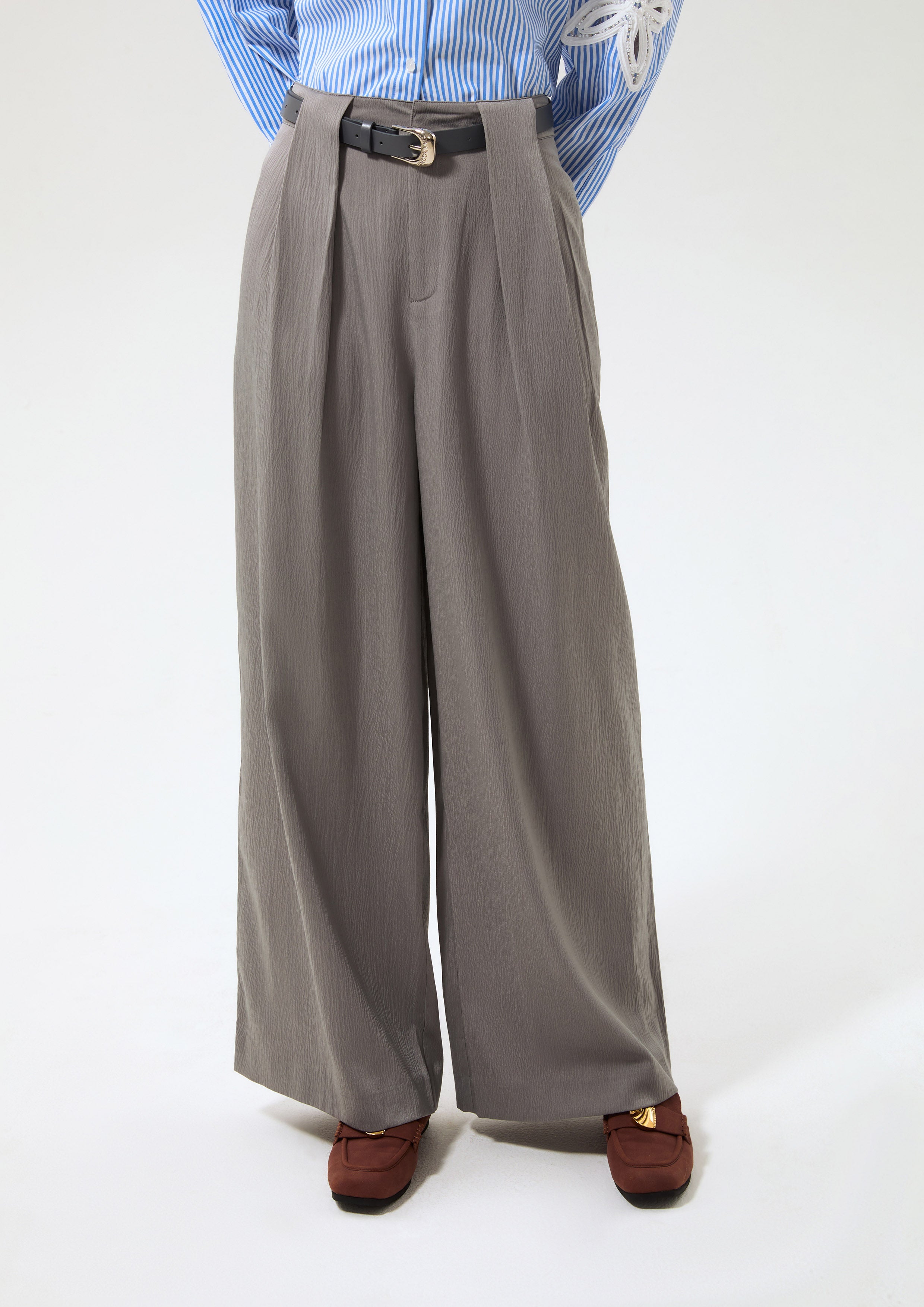 กางเกงขายาวจับจีบหน้าพร้อมเข็มขัด คอลเลกชัน Neon Dreams