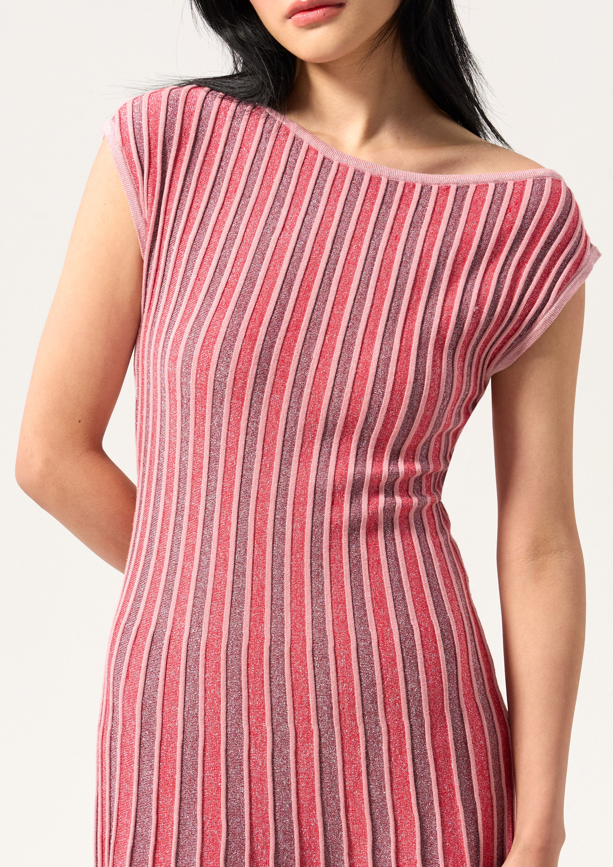 เดรสมิดิแขนกุดอัดพลีท คอลเลกชัน Rouge Luck