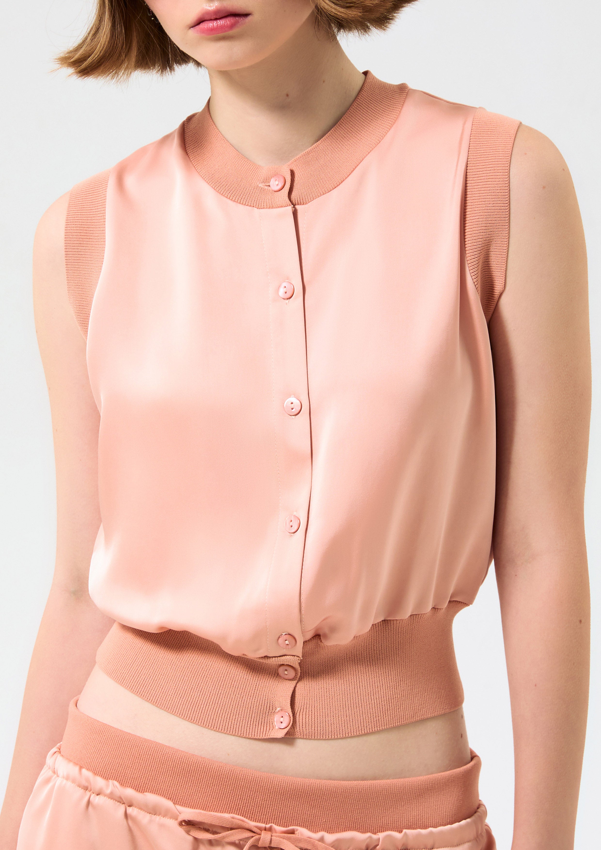 เสื้อครอปซาตินขอบเสื้อผ้าริบ คอลเลกชัน Rodeo Rose