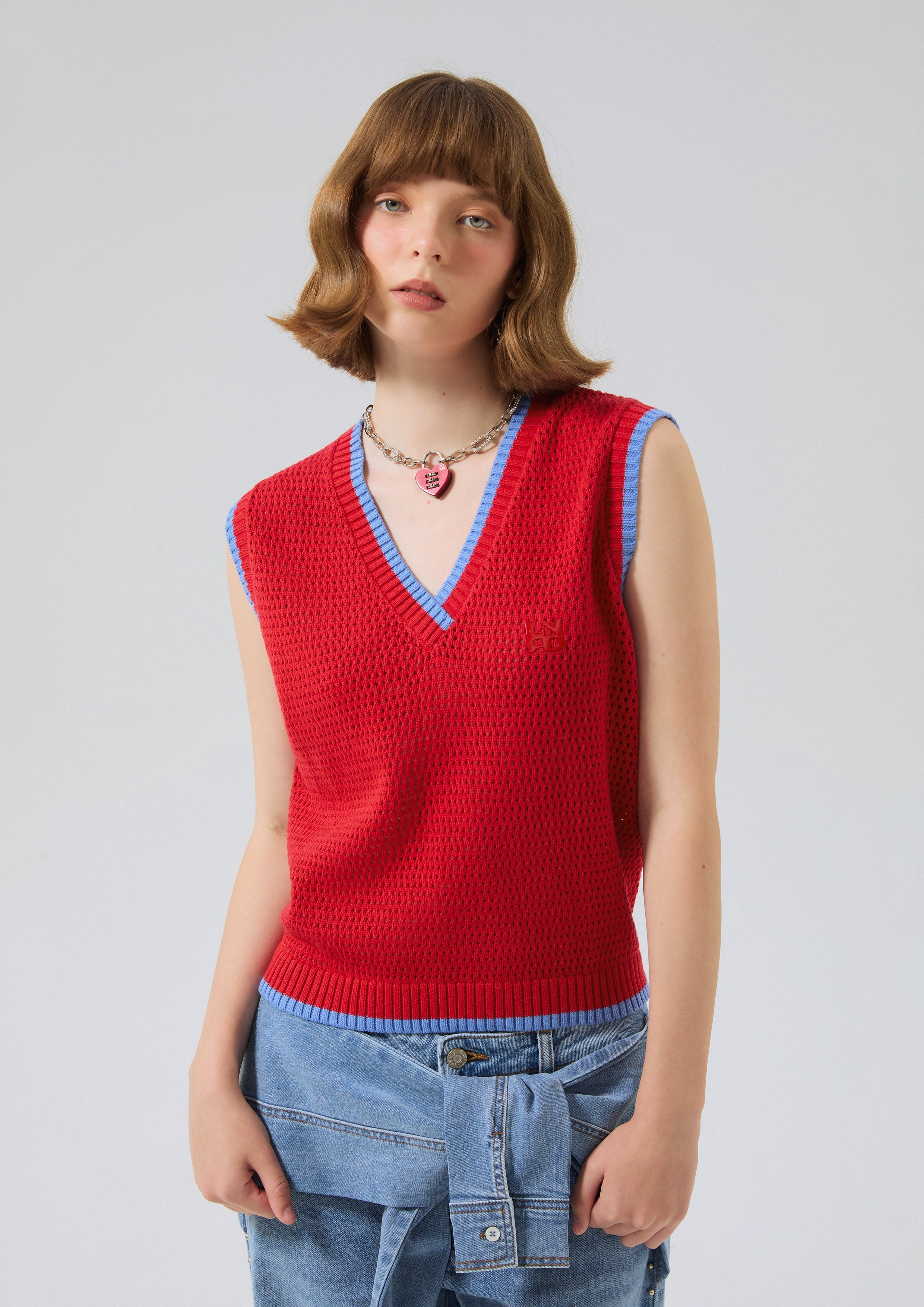 เสื้อโครเชต์แขนกุดปักโลโก้ คอลเลกชัน Miracle Voyard