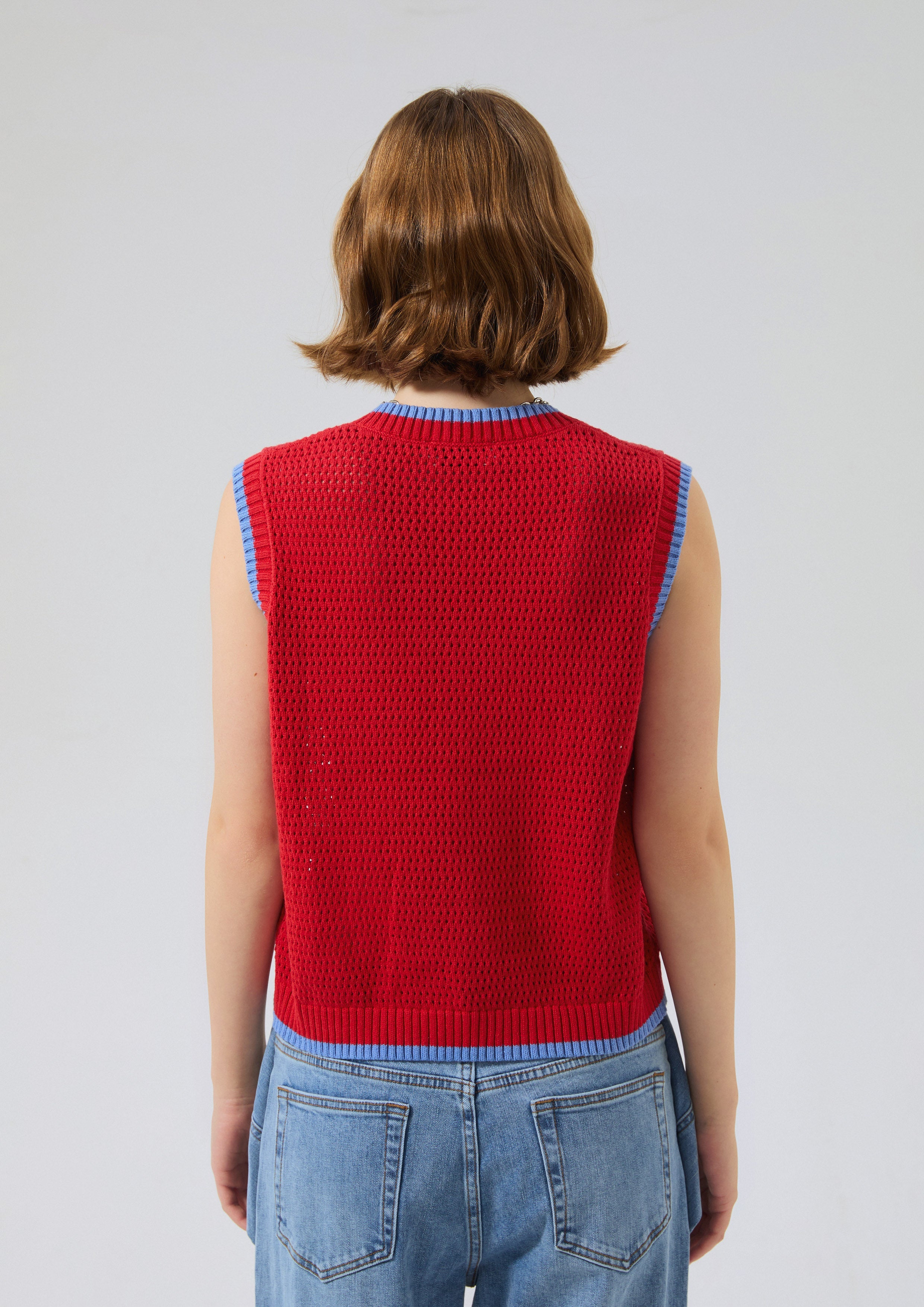 เสื้อโครเชต์แขนกุดปักโลโก้ คอลเลกชัน Miracle Voyard