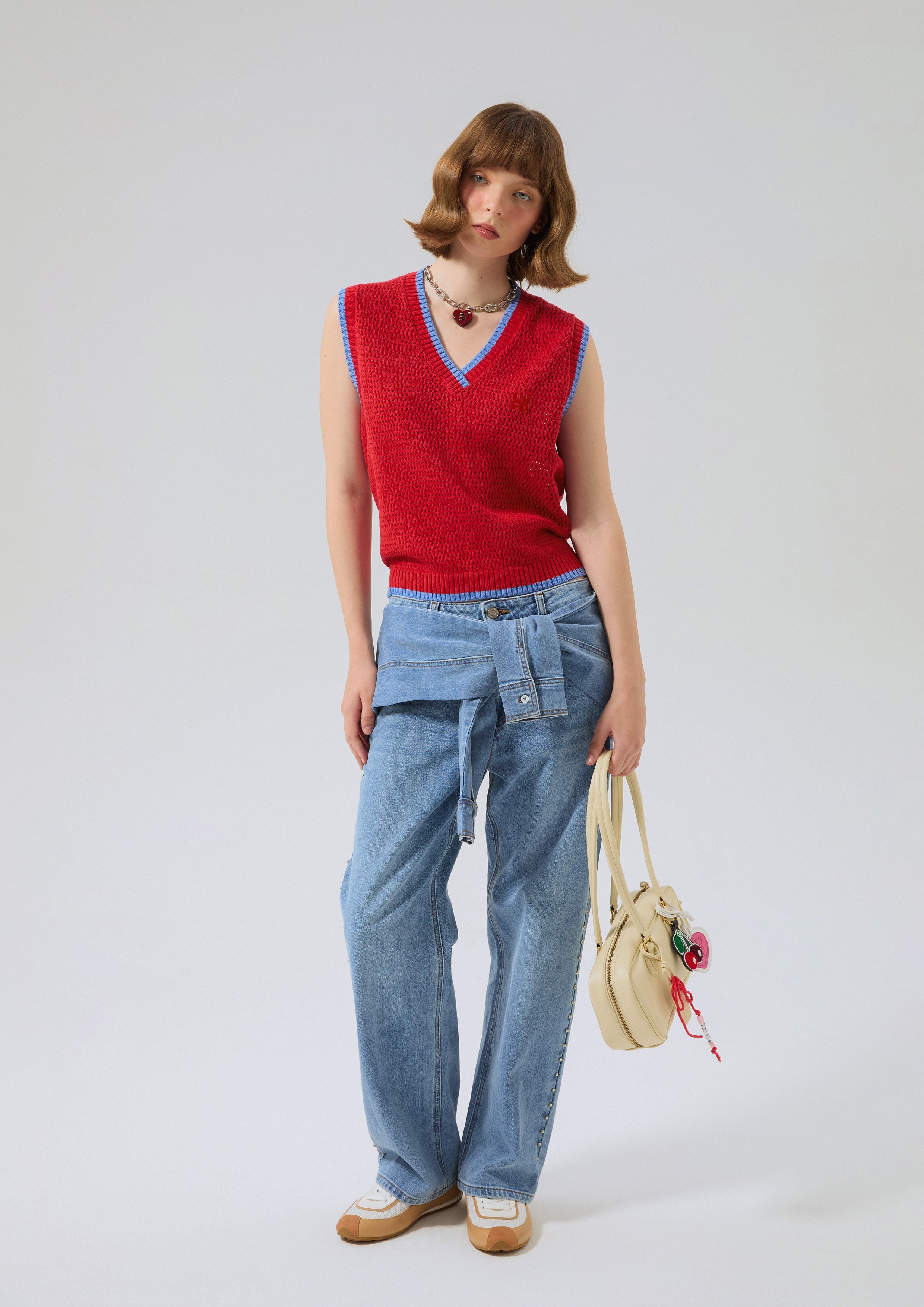 เสื้อโครเชต์แขนกุดปักโลโก้ คอลเลกชัน Miracle Voyard