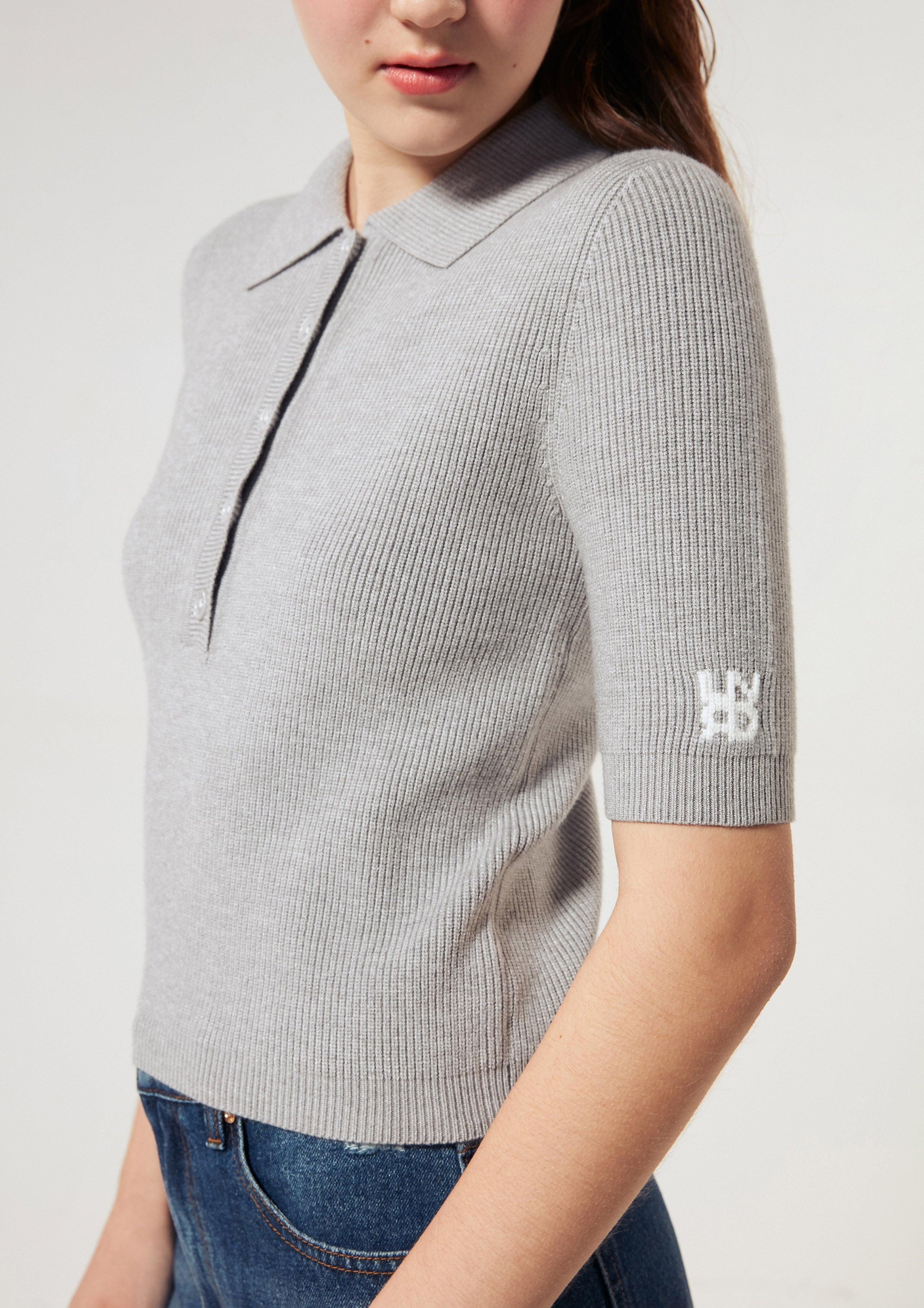 เสื้อนิตแขนสั้นปักโลโก้ คอลเลกชัน Miracle Voyard